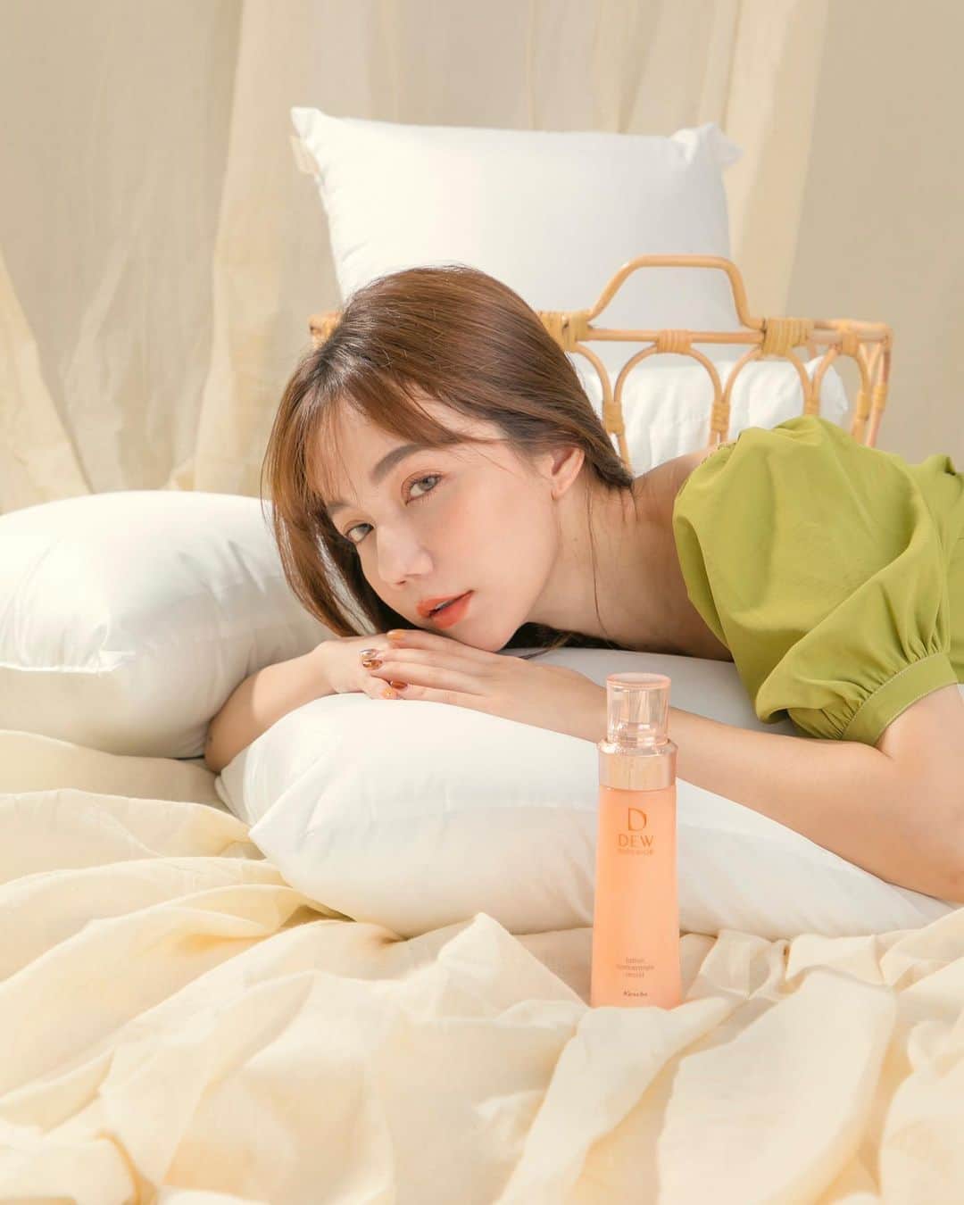謝琦琦（Kiki）さんのインスタグラム写真 - (謝琦琦（Kiki）Instagram)「日系品牌是我剛接觸專櫃保養的首選 質地通常比較適合亞洲氣候 初階保養價位也沒那麼距離感 而且週年慶戰場絕對是入手的好時機啊  佳麗寶DEW SUPERIOR系列有分水潤/輕潤型 從肌底本身開始修護 不單只靠外補充玻尿酸 輕潤型的潤活精純露是精華型化妝水 對於年紀增長、抓水力逐漸下降的肌膚  更需要這種深層的保濕啊 濃稠質地吸收後的觸感很舒適不黏膩 而且會有種肌膚喝飽水、澎潤飽滿的緊緻 因為夠保濕，妝前單擦這罐化妝水再上隔離也可以唷 即使是最近換季容易黯沉疲憊 有這罐也能保持最佳膚況 另外同系列的面膜也是超好用的 滿載不容易滴落的精華  敷完臉瞬間變亮 工作太忙沒時間保養、重要拍攝前的急救時刻都會帶上它  不論任何氣候、膚質、年紀  保濕是永遠必要的基礎保養啊～ 對於還不了解自己適合什麼保養的人 這次週年慶有推出保水潤活組 是平時的55折左右 組合裡除了潤活精純露 還有潤活精純乳跟面膜 保濕全系列一次用足夠 用過了喜歡就可以入手大瓶的囉  現在留言tag一位朋友 10/25晚上12點會抽出一位獲得佳麗寶旅行組一份喔 （潤活保濕四品組/輕潤）  #佳麗寶 #DEWSUPERIOR #周年慶」10月21日 21時11分 - kikihsieh