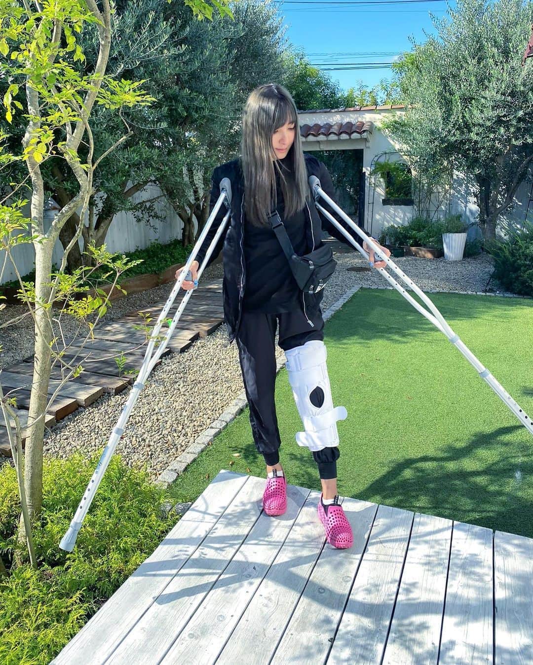 五位渕のぞみさんのインスタグラム写真 五位渕のぞみinstagram 骨折５日目 アイドルのスタイリストの撮影現場で仕事復帰 ㅤㅤㅤㅤㅤㅤㅤㅤㅤ 松葉杖 デビュー すでに足の付け根や膝の裏などにも 痛みが出始めていて悪戦苦闘 ㅤㅤㅤㅤㅤㅤㅤㅤㅤ