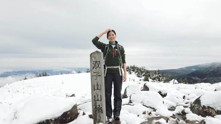 森郁月のインスタグラム：「北八ヶ岳双子山山頂❄❄❄﻿ 双子池までぶらっと日帰りで行ってきました！﻿ ﻿ 混雑をさけて、﻿ 紅葉の残りを少しでも﻿ 見られたらなぁと思ったら﻿ 真っ白でした👀﻿ これはこれで最高の景色！﻿ ひんやりした空気が美味しかった〜﻿ ﻿ 登山口の大河原峠へ向かう途中﻿ 蓼科スカイライン辺りが﻿ ちょうど紅葉の見頃で。﻿ 双子池周辺も少し残っていて、﻿ どちらも楽しめて﻿ 大満足の一日でした⛄️🍁﻿ ﻿ ﻿ #北八ヶ岳 #長野県 #双子山 #大河原峠 #双子池 #トレッキング #登山 #雪山 #日帰り登山 #紅葉」