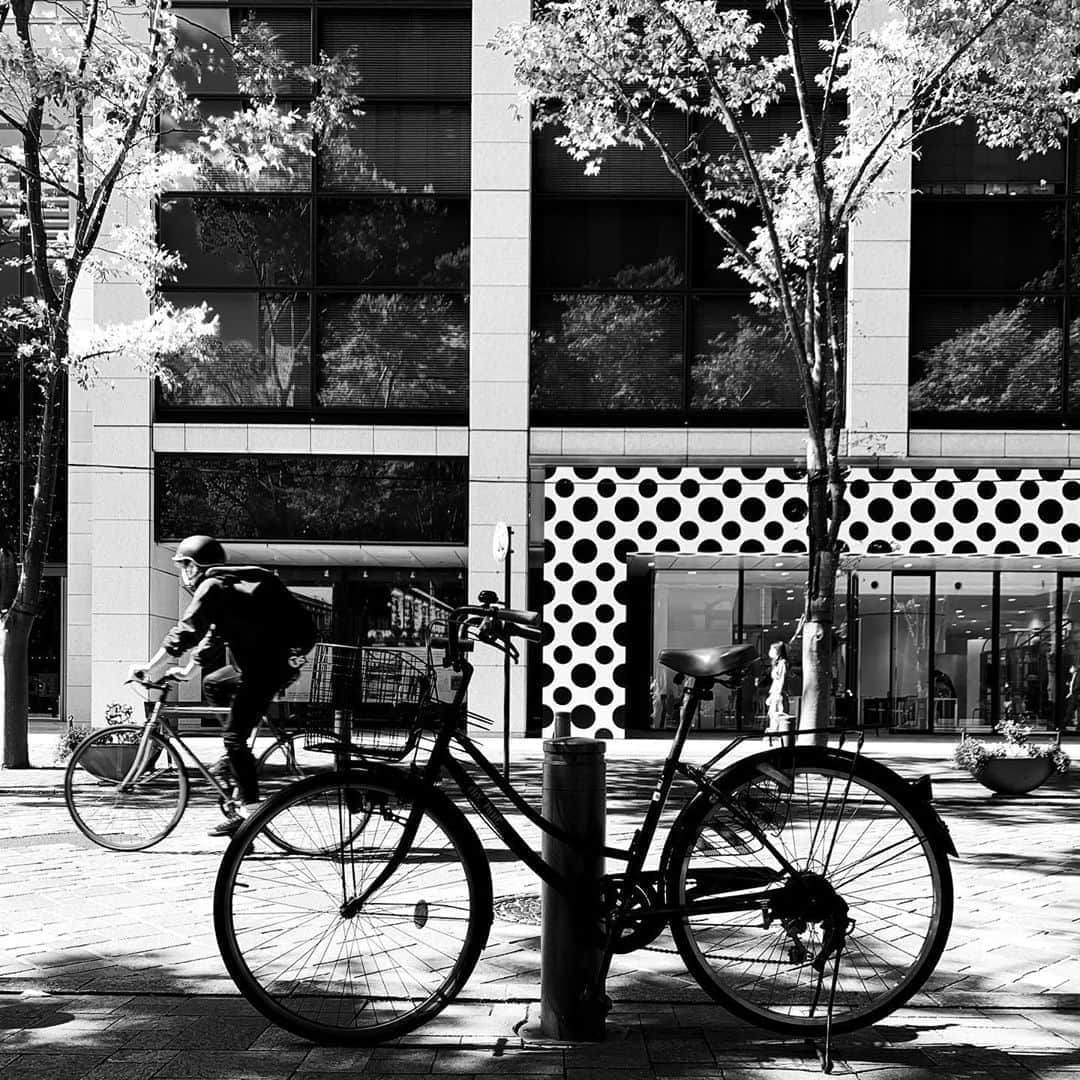 naotakeのインスタグラム：「自転車 - Bicycles / iPhone XR & Snapseed, 20201022 . . ランチに入った店でご飯のおかわりを頼んだら茶碗にすじきりいっぱいで供された。美味しいお米だったので、頑張って完食しました。 . . #spicollective #royalsnappingartists #infamous_family #rsa_main #infinity_photo_cult #2_fineart #jp_gallery_member #jp_gallery_bnw #trb_bnw #wp_bnw  #bnw_life #bnwlife_member #bnw_life_shots #bnw_captures #world_bnw #top_bnw #team_jp_ #team_jp_モノクロ #ig_energy_bw #ig_nihon #streetphotographybnw #igersjp #blackandwhite #bnw #bnwphoto #monochrome #bw #bnwphotography #ShotOniPhone #shotoniphoneXR」
