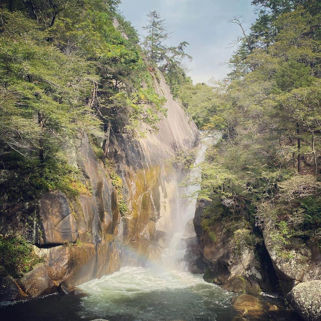 のインスタグラム：「山梨の旅の思い出。昇仙峡。うっすらと虹🌈見えますか。  #otekomachi #大手小町 #昇仙峡 #滝 #虹 #山梨観光 #山梨旅行 #山梨 #やまなし #女子旅 #女子旅行 #タビジョ#タビジョと繋がりたい #tabijo #旅好き女子 #旅の記録 #旅行好きな人と繋がりたい #goto #gotoキャンペーン #gotoトラベル #travelphotography #trip #yamanashi」
