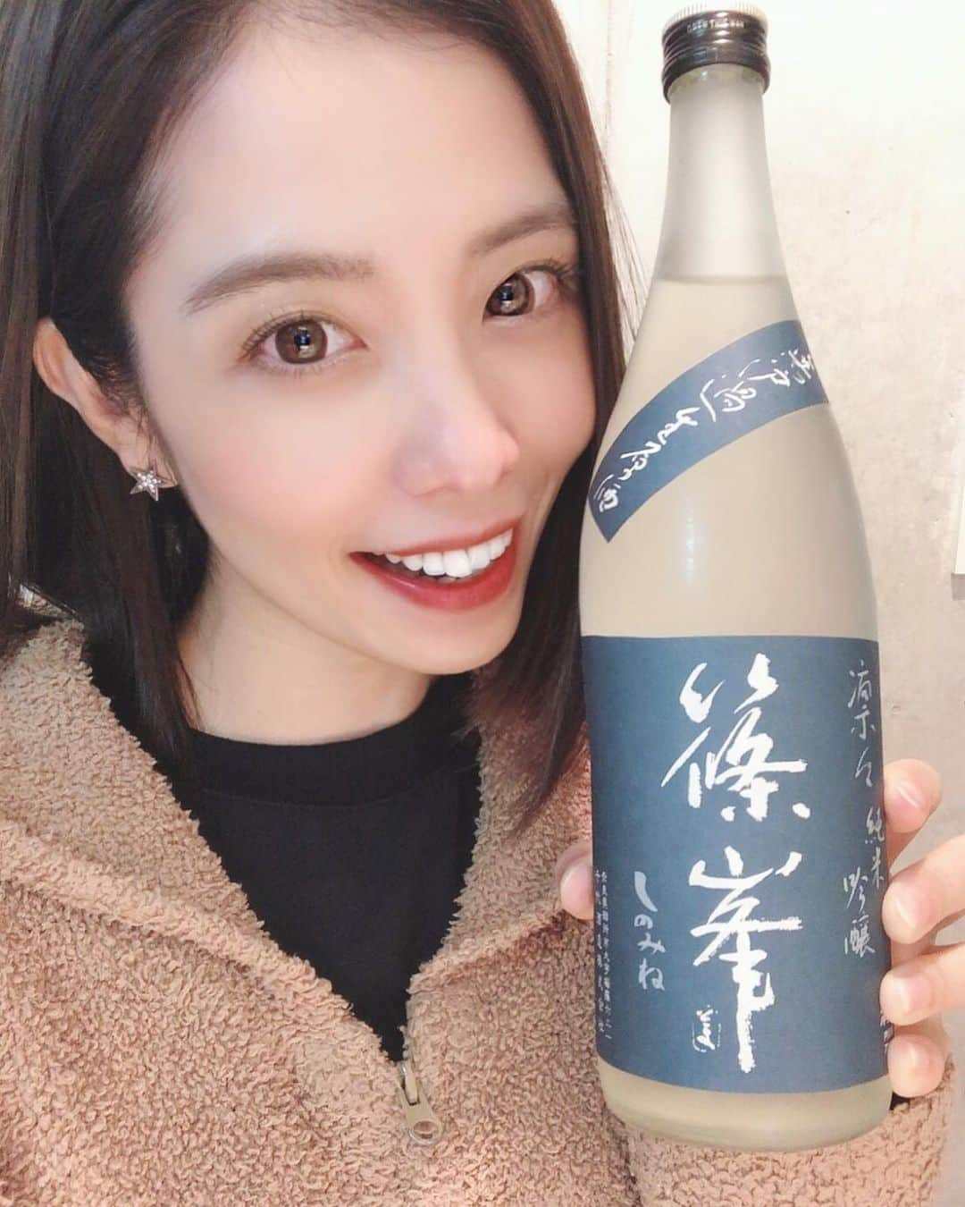 浦田麻緖さんのインスタグラム写真 - (浦田麻緖Instagram)「奈良のお酒をご紹介🍶✨✨✨篠峯さんの、凛々 純米吟醸 無濾過生原酒🍶生原酒なので微発泡で、フルーティーなんだけど、しっかりとしていてキリッとしていて❣️とても美味しいお酒です🙆‍♀私的には、おちょこじゃなくて、シャンパングラスで飲むのもオススメ🥂今夜は篠峯さんを頂きます🙏  #篠峯　#日本酒　#奈良　#千代酒造　#凛々　#純米吟醸　#無濾過生原酒　#奈良市観光大使　#浦田麻緖　#奈良の美味しいもの　#奈良の日本酒　#sake #yummy #お家ご飯　#まほろば館」10月21日 21時25分 - mao.urata