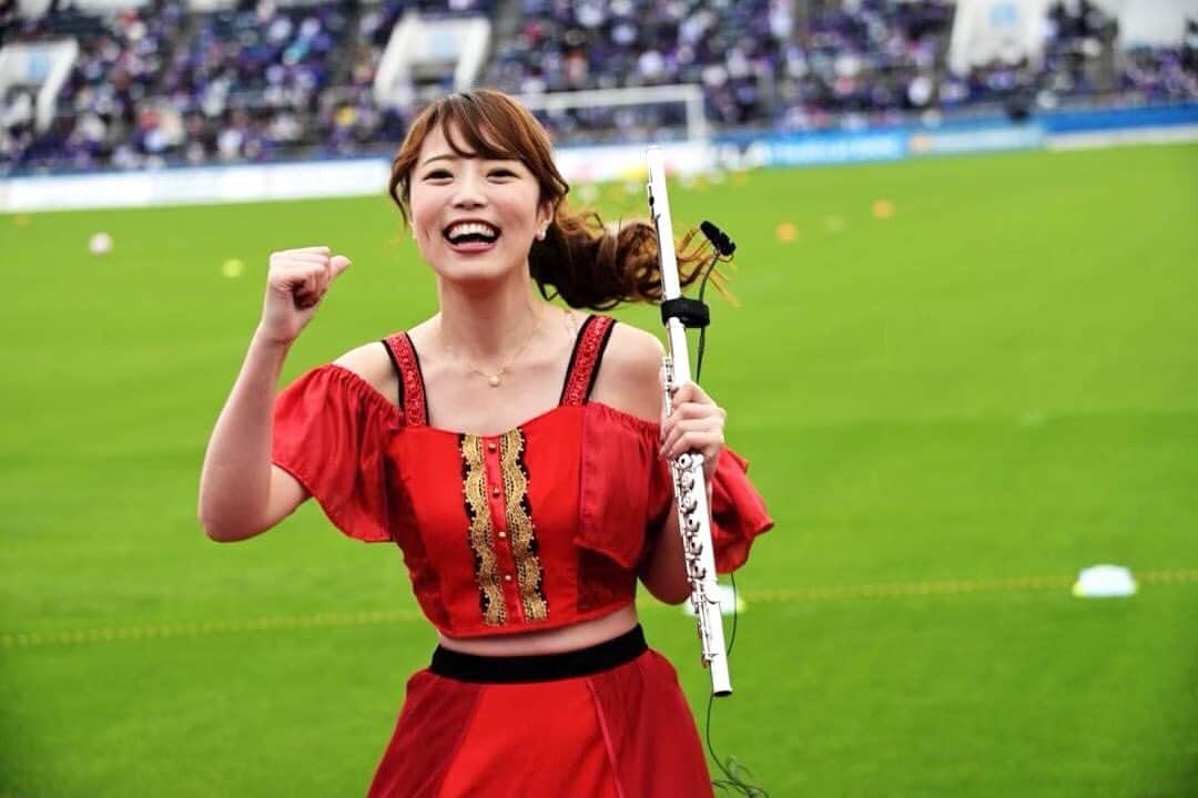 のインスタグラム：「☆ 横浜FCのキックオフイベントで演奏した時の写真⚽️💕 スタジアムで演奏楽しかったです！ 横浜FC勝利でした👏！ . #suaiflute」