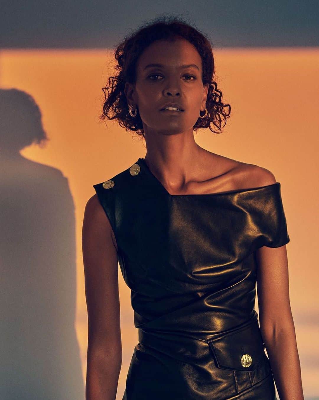 プロエンザスクーラーのインスタグラム：「Congratulations @samiranasr on this historic new chapter and your first cover as editor in chief of @harpersbazaarus 🖤 @liyakebede wears Proenza Schouler Fall Winter 2020 Photography @christopherandersonphoto Styling @ludivinepoiblanc #proenzaschouler」