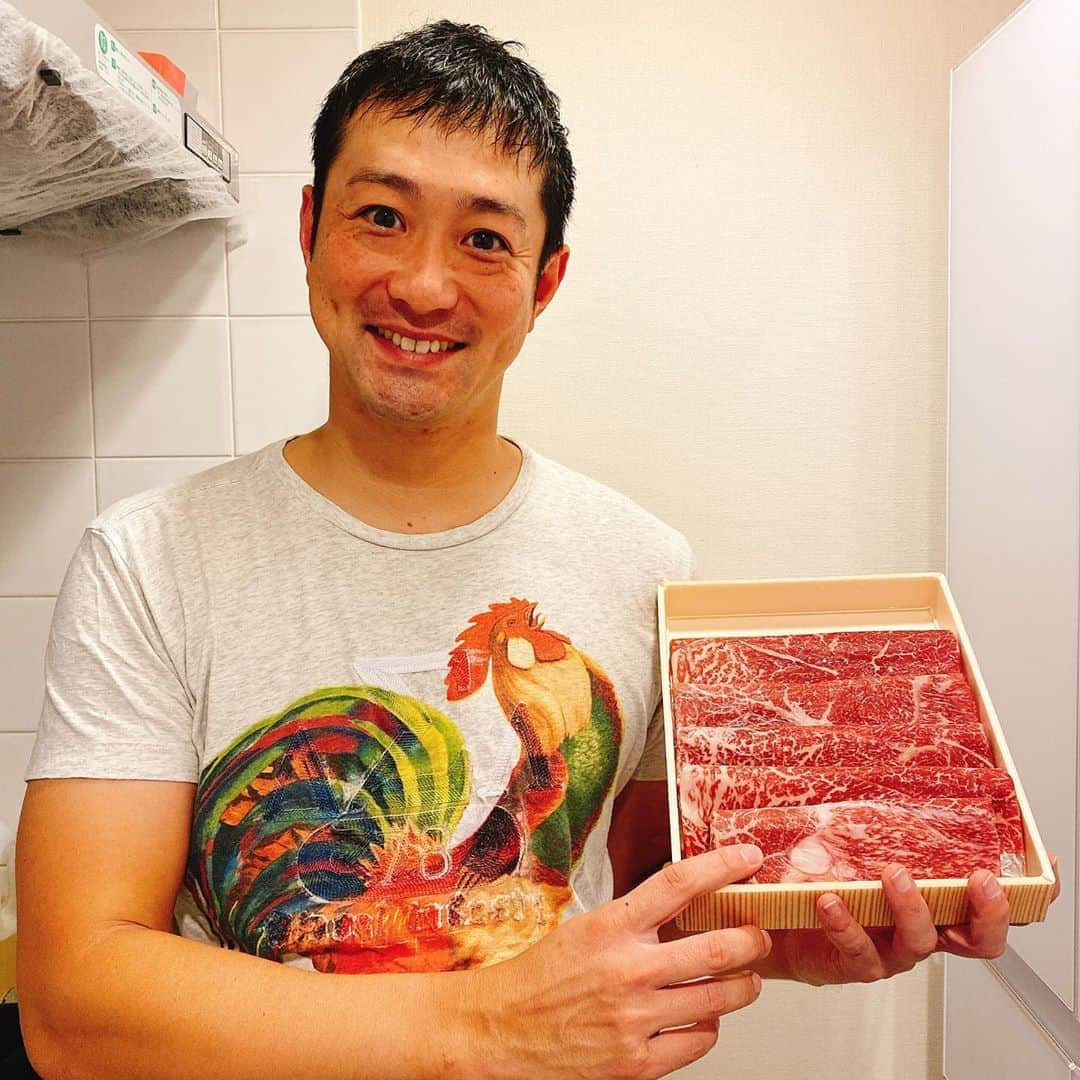 宮下純一さんのインスタグラム写真 - (宮下純一Instagram)「今日はいただいた高級神戸牛🐂のすき焼き😘😘😘美味しいお肉に舌鼓を打ちながらハラハラドキドキのベイスターズ戦が逆転の勝利🤗この上ない至福の時間でした！#神戸牛 #すき焼き #舌鼓 #からのどらほー #ビシエド #来日100号 #Tシャツはガッツリ鶏ですが🐓」10月21日 21時27分 - junichi1017