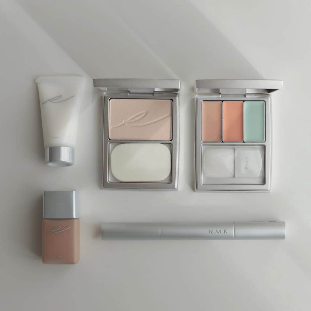 のインスタグラム：「. . RMKのホリデーコレクションが届きました🎁 . . RMK プレメイクアップ ミニコレクションキット 2020 @rmkofficial  . セット内容は クリーミィ ポリッシュト ベース N 00 リクイドファンデーション102 ３Dミニカジュアルフィニッシュヌード EX-01 シルクフィット フェイスパウダー 01 ルミナス ペンブラッシュハイライター 01  オリジナルポーチ の計6点 . . 人気のベースメイクアイテムと桜沢エリカさんとのコラボポーチ付き。 このキットだけでベースメイクが完成するスペシャルな内容になっています✨ . . とくに私が気に入っているのは限定色の３Dミニカジュアルパレット . 見た目はコンシーラーのようですが、パウダーとクリームの中間のようなテクスチャーでふわっとベールをかけたような仕上がり♩ ライトファンデーションとしてはもちろんメイクのお直しにも使えそうです✨ 持ち運びしやすいコンパクトサイズなのも👌 . . それとこちらも限定色のペンブラッシュハイライター . シルバー、グリーン、ブルーのパールが入ったホワイトカラーのハイライトで、光を集めてツヤ肌に見せてくれます✨ お肌にのせるとピタッと密着して落ちにくいところも優秀👏 目の下〜Cゾーンにかけて入れてあげると午後からのお疲れ顔も復活♡ ペンタイプで唇の山にも塗りやすかったです♩ . . 2020年11月1日(日)〜数量限定発売✨ . . . . #RMK #RMKホリデー #RMKホリデーコレクション #supportedbyRMK #クリスマスコフレ2020 #新作コスメ#cosmetics」