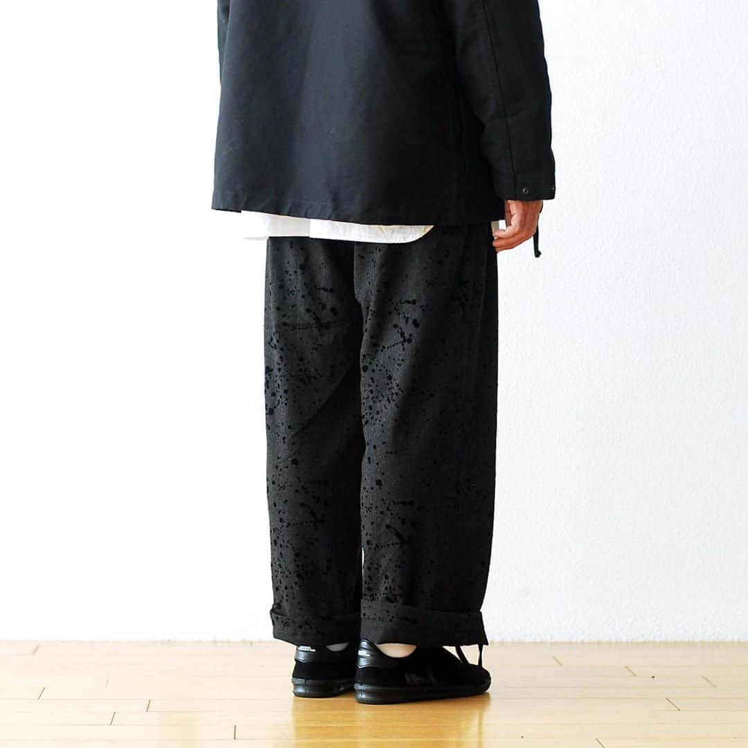 のインスタグラム：「_ Engineered Garments / エンジニアードガーメンツ "emerson pant - flocking splatter" ¥47,300- _ 〈online store / @digital_mountain〉 https://www.digital-mountain.net/shopbrand/000000011960/ _ 【オンラインストア#DigitalMountain へのご注文】 *24時間受付 *15時までのご注文で即日発送 *1万円以上ご購入で、送料無料 tel：084-973-8204 _ We can send your order overseas. Accepted payment method is by PayPal or credit card only. (AMEX is not accepted)  Ordering procedure details can be found here. >>http://www.digital-mountain.net/html/page56.html  _ #NEPENTHES #EngineeredGarments #ネペンテス #エンジニアードガーメンツ _ 本店：#WonderMountain  blog>> http://wm.digital-mountain.info _ 〒720-0044  広島県福山市笠岡町4-18  JR 「#福山駅」より徒歩10分 #ワンダーマウンテン #japan #hiroshima #福山 #福山市 #尾道 #倉敷 #鞆の浦 近く _ 系列店：@hacbywondermountain _」