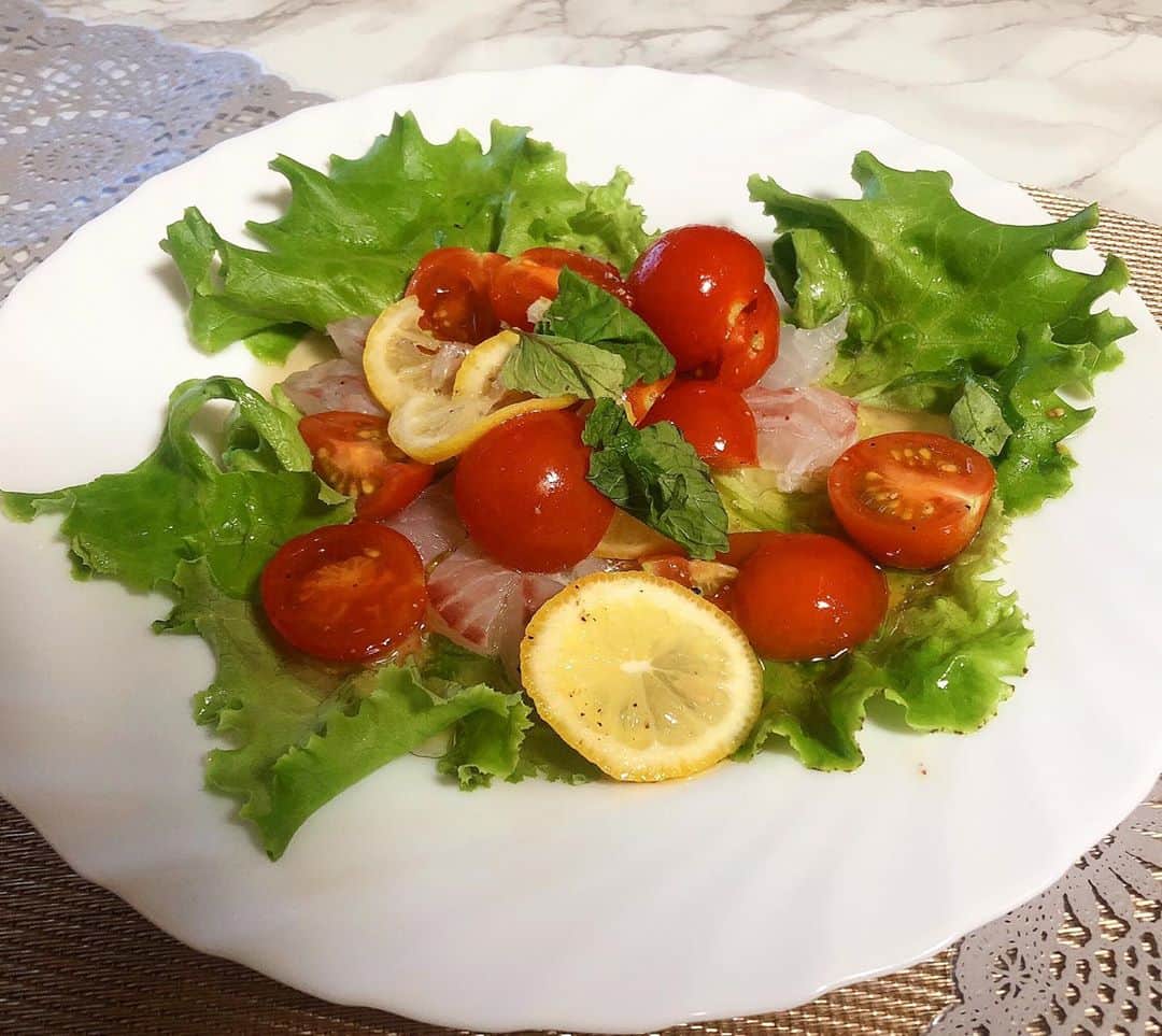 近藤夏奈のインスタグラム：「🥗🌱﻿ 蜂蜜漬けしておいたレモンをのせて完成✌︎﻿ .﻿ .﻿ ﻿ ﻿」