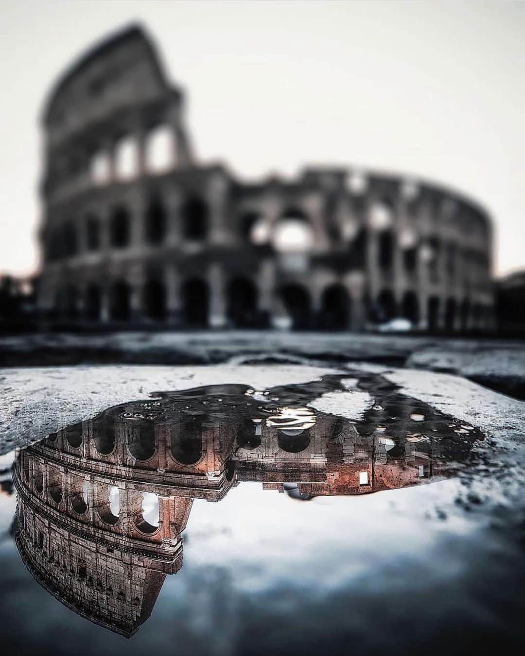 Canon Photographyさんのインスタグラム写真 - (Canon PhotographyInstagram)「Reflections in Rome 🇮🇹 Photography // @valeriobenincasa.ph  Curated by @steffeneisenacher  #rome #italy #colosseum #reflectionphotography #reflection」10月21日 21時31分 - cpcollectives