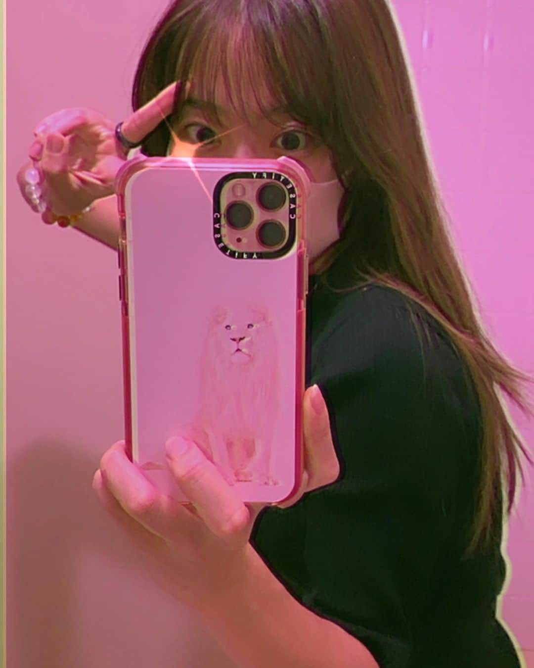 菜々香のインスタグラム：「🦁🦁🦁🎀  かわいいなぁあいふぉんけーすぅぅ！ @casetify_jp  #caseiphone11pro #casetify #ピンクのライオン #最高な組み合わせ」