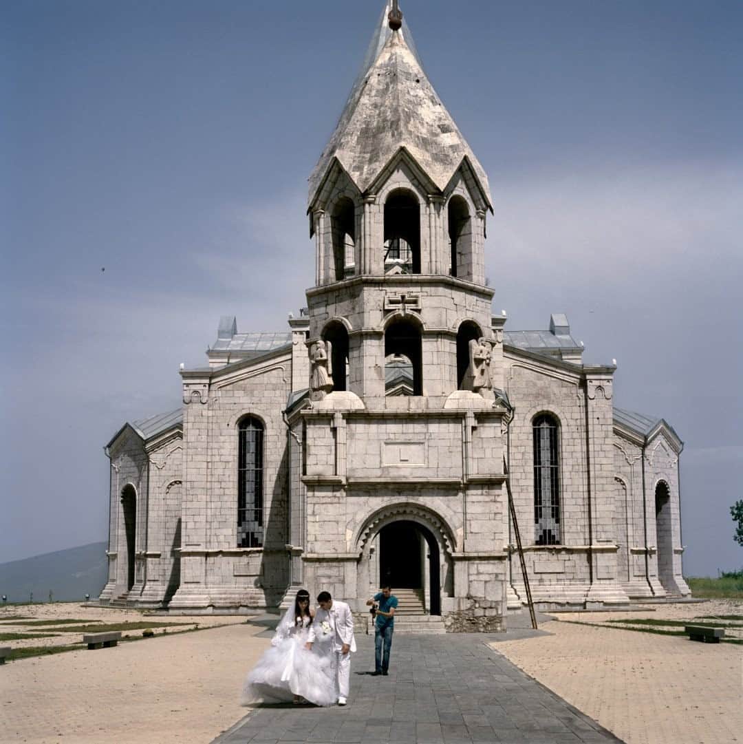 のインスタグラム：「Photo by Anastasia Taylor-Lind @anastasiatl / Ghazanchetsots cathedral in Shushi, Nagorno-Karabakh, was shelled on October 8. After more than 20 years of relative calm, fighting between Azeri and Armenian forces has been escalating since  September 27, causing casualties and inflicting suffering on all sides. I worked in the region in 2011, when I photographed the cathedral. Here, Shushanik Hayrapetyan and Vitaliy Ghangiryan leave the cathedral after getting married. #nagornokarabakh  Check out Nat Geo's link in bio for more info.」