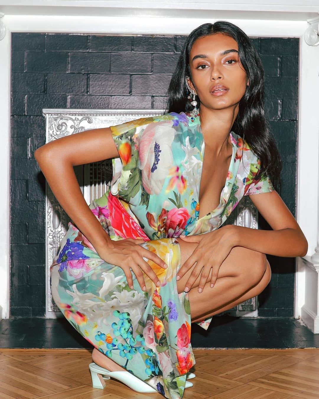 のインスタグラム：「Rise and shine to greet the day! Featuring a gathered waist and soft shoulder, our signature Jackie dress offers an effortless and feminine silhouette dosed with breathtaking fantasy, available now on PrabalGurung.com (tap to shop)  Styling & 📸 @encoreankur」