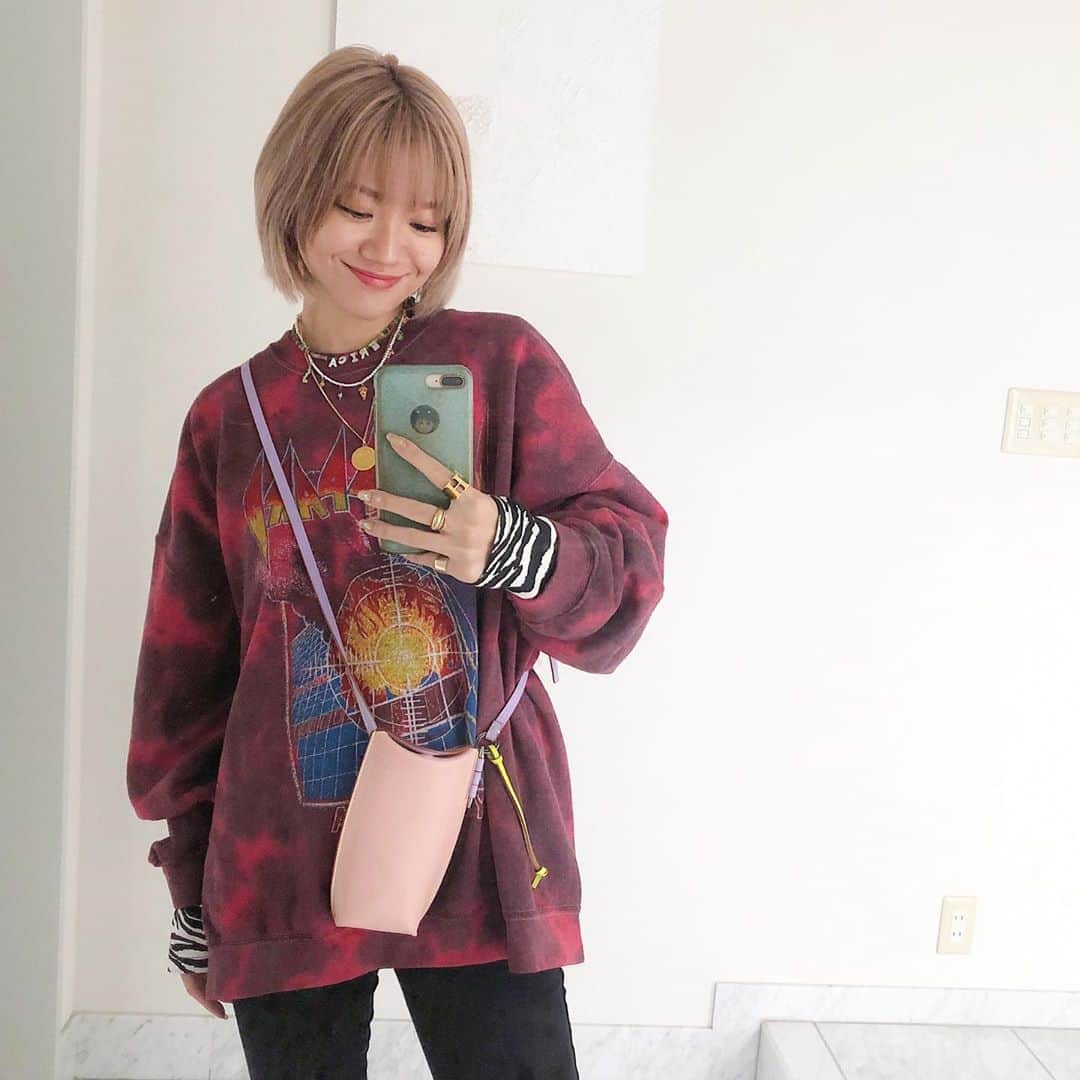 のインスタグラム：「かわいくて色が選べなくて、2色買いしたお気に入りの #スウェット 🎸🥀﻿ ﻿ もう1色もかわいんだぁ〜🤤🦋﻿ ﻿ 裏起毛であったかいけど、地元御殿場は寒いと見越して、中に #ゼブラ柄 ロンTを忍ばせたけど、やっぱりちょうどいいくらい寒かった😂🥶🦓﻿ ﻿ 10度前後は、もう冬ですね⛄️❄️﻿ ﻿ 東京もすっかり寒くなってきたけど、ニット1枚とかで過ごせるのはうれしい季節🧶💕﻿ ﻿ 最近はいい感じのブーツが欲しいです🥴👢🥾﻿ ﻿ #coordinate #outfit #ootd #fashion #style #styling﻿ ﻿ クレジットは #WEAR 👉🏻【erica0114】﻿ またはタップにて👆🏻📝」