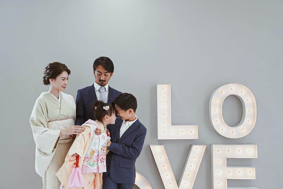 孫きょうのインスタグラム：「七五三 family photo👨‍👩‍👧‍👦  このL O V Eの前での家族写真も4回目🤍🤍🤍🤍  私のお着物は @shosa_kyoto_official さんのレンタルです！  控えめで上品な淡いくすみグリーンの訪問着を🍐 帯もとってもタイプでした✨  京都で有名な着物屋さんで全国宅配のレンタル着物もとってもセンスが良くて、着付師の方にもこんな素敵な着物がレンタルであるのねと褒めて頂けました😌✨  来月のお参り用にも、別の着物を京都所作さんでまたお借りします❤️  #七五三 #七五三前撮り」