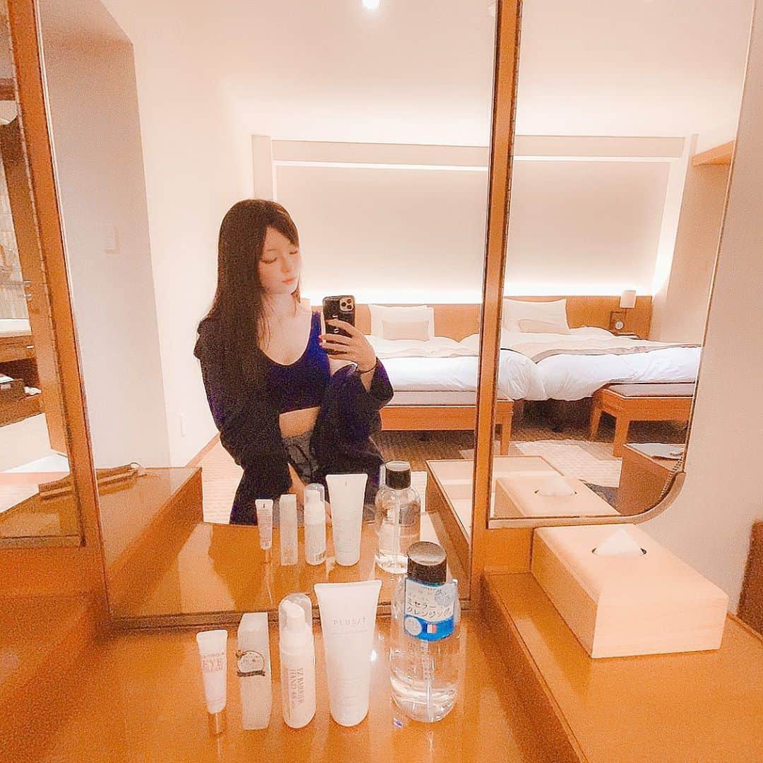 のインスタグラム：「⑅∙˚﻿⋆﻿ 旅行先で💭 * ✔︎ミセラークレンジング  @unlabel_botanical マスクで乾燥して透明感失われてたから使ってみた！ 化粧水成分たっぷりで潤いながら 独自の植物由来の洗浄で優しくメイクオフできて 落ちにくいメイクもつるんときれいにしてくれる✨ 7種の果実から抽出した天然植物保湿成分が くすみの原因となる古い角質をやわらかくして 透明感 のある美肌へ導いてくれるの！ 8種の無添加で敏感肌でも安心して使用できるよ♪ パッケージもスタイリッシュ💫 ほんと潤いがすごくて乾燥肌が治ってきたし透明感もupした👀✨ * ✔︎マンナンジェリーハイドロウォッシュ @pluest_official  洗顔なのに潤うを実現するため水分保持力の高いハイドロジェルを用いた 泡立てないタイプの保湿ジェル洗顔料 保湿ジェルの粘性とこんにゃく由来の柔らかな粒(マンナンジェリー)が 古い角質や毛穴の詰まりもしっかり吸着✨ 洗い残しやすい頑固な汚れもすっきり落とすのに 肌を潤しながら洗う独自メカニズムによって 乾燥肌や敏感肌でも使える優しい処方になってるよ！ 12の植物エキスの整肌効果もプラスされて 使うたびに透明感のある潤い美肌へと導いてくれる♪ * ✔︎レスベラトロールアイクリーム @wakasaseikatsu_official  わかさ生活からアイクリームが登場っ 話題の美肌成分レスベラトロールの効果を最大限に引き出したのが リポレスベラトロール！ 潤いとハリが長時間続くよ♪ 無添加だから安心❤︎ 夜はもちろん朝に使うのもおすすめ！ * ✔︎BRAVO エアーブラ @bravo.relax_beautiful  女性をブラジャーによる締め付けから解放するために生まれた商品！ キャッチコピー「らしさを愛そう。らしく生きよう。」  女性がその人らしく、ありのままでいられるために機能性を追求し 自分らしさを愛せるように生まれたインナーブランド✨ 通気性が優れてるから1年中使える優れもの！ パッケージも可愛い💐❤︎ ⚠︎パッケージは今改良中みたい、 もしかしたら違うので届くかもしれないです🙏 * ✔︎EZ BARRIER HAND 48 mini @ezbarrier_koukin 進化系で長時間効果が持続する抗菌ハンドフォーム * ✔︎ HITEETH PLATINUM MINT @rbp_tokyo イオンの力で歯垢、汚れを浮かせて輝く白い歯に🦷 オールインワンジェルで泡立たないからしっかり歯磨きできるし マウスウォッシュとしても使える優れもの✨ 100%天然由来成分だから安心して使える！ * * #unlabel #アンレーベル #クレンジング #sponsored #ミセラークレンジング #ウォータークレンジング #わかさ生活 #わかさ生活アンバサダー #レスベラトロールアイクリーム #プルエスト #pluest #マンナンジェリーハイドロウォッシュ #洗顔料 #RBP #HITEETH #ホワイトニング #毛穴ケア #ドクターズコスメ #乾燥肌対策 #保湿ケア #洗顔ジェル #私のナイトルーティン #グラマラシリーズ #おしゃれルームウェアグランプリ #グラマラスパッツ jcb商品券希望」