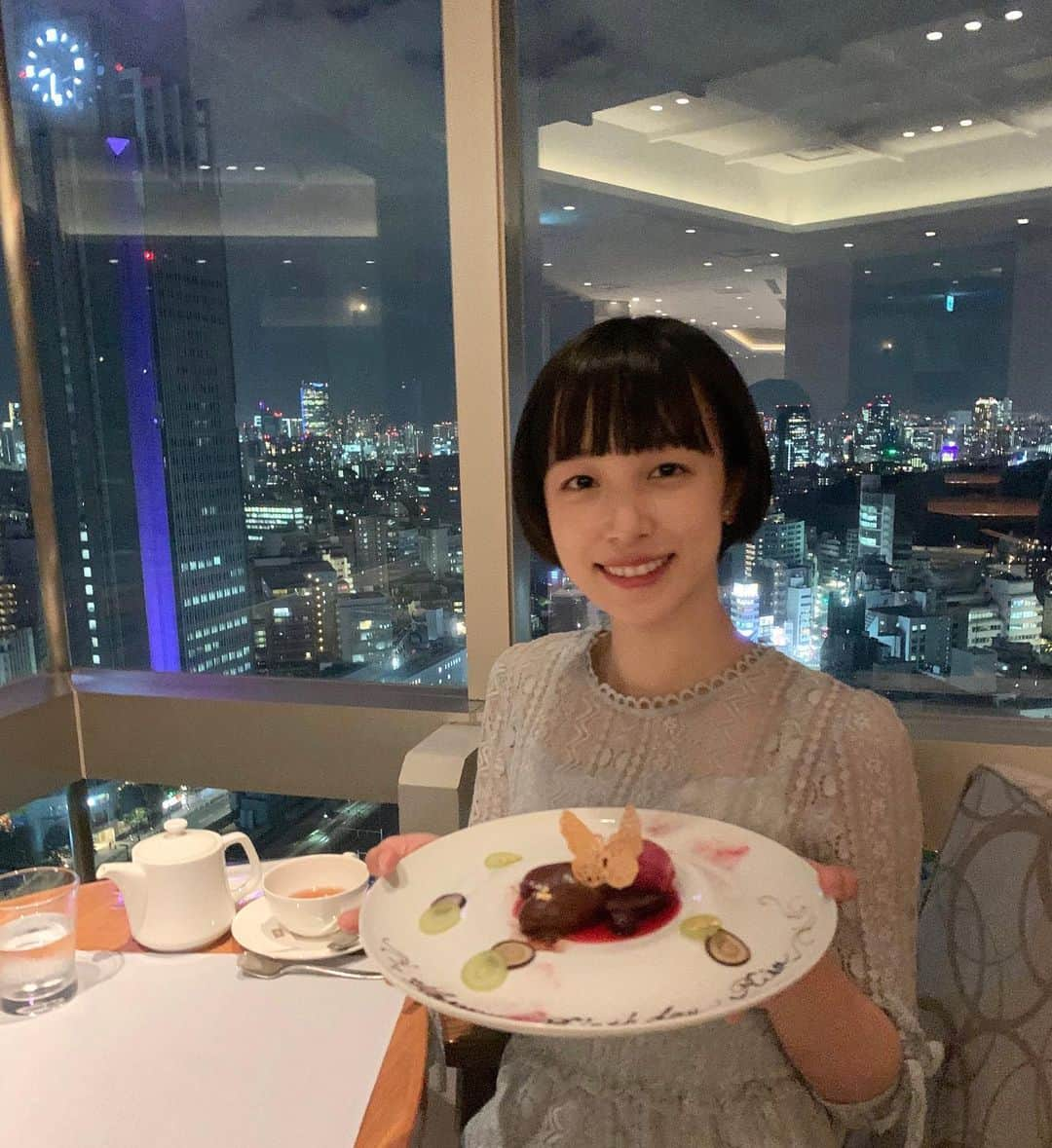 坂田莉咲のインスタグラム：「１０月１９日に２１歳になりました🎂 家族や事務所の方、お友達にたくさんお祝いして頂いてとても幸せな誕生日でした！ ２１歳はもっと飛躍できる年になるように頑張ります！」