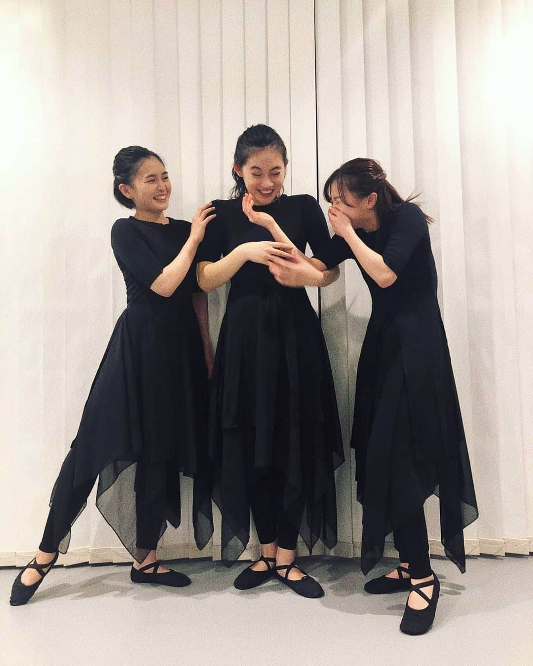 のインスタグラム：「#コンテンポラリーダンス . . . ハロプロダンス学園という番組で挑戦した コンテンポラリーダンス . . クラシックバレエの要素も取り入れた振り付けに、この３人で初挑戦しました。感情を伝える、コンテンポラリーダンス。みんなで心を込めて踊ったので、その本気が届きますように。 . #石田亜佑美 #佐々木莉佳子 #angerme  #平井美葉 #beyooooonds  . . #加賀楓 #morningmusume20 #稲場愛香 #juicejuice #秋山眞緒 #つばきファクトリー . こちらのチームはベリーダンスに初挑戦します。セクシーでイケイケな３人のダンスに、見ているこちらの心も踊りました。 . . #dtv #amazonprime #ひかりtv #スカパー! などでご覧いただけます . #1 配信済 #2 11月5日  #3 11月19日  #4 12月3日 #5 12月17日  #6 1月7日  #7 1月21日(完成披露) . .  ぜ！ひ！見！て！ね！ . #ハロプロダンス学園 #ダンス #dance #contemporary #helloproject #みんなの踊ってる時とそうでない時のギャップが好き」