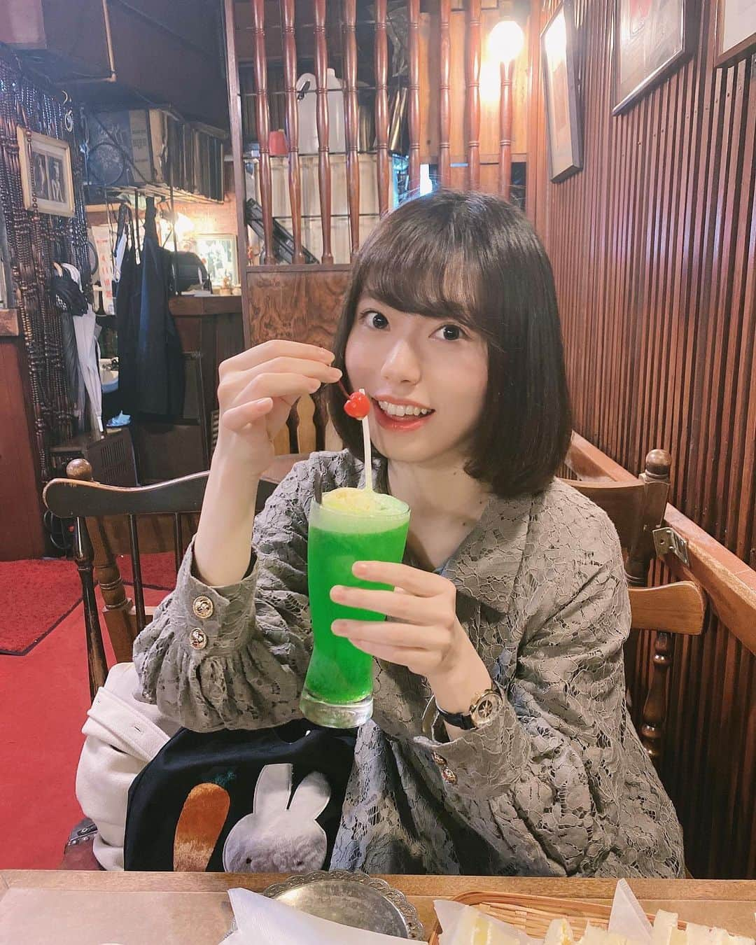 星名あゆみさんのインスタグラム写真 - (星名あゆみInstagram)「曖昧純喫茶☕️☕️☕️ ﻿  やっぱりクリームソーダ❕🍈﻿ ﻿ ﻿ ﻿ ﻿  #喫茶店巡り #喫茶店 #昭和レトロ #クリームソーダ #クリームソーダ部 #cafe #カフェ  #followｍe #selfie #me #photography #photooftheday  #데일리 #셀스타그램 #被写体 #写真 #ボブ #tiktok ﻿#fff #ミスid #ミスid2021 #古着 #japanesegirl#レベッカブティック #lebeccaboutique」10月21日 21時45分 - hoshina_ayumi