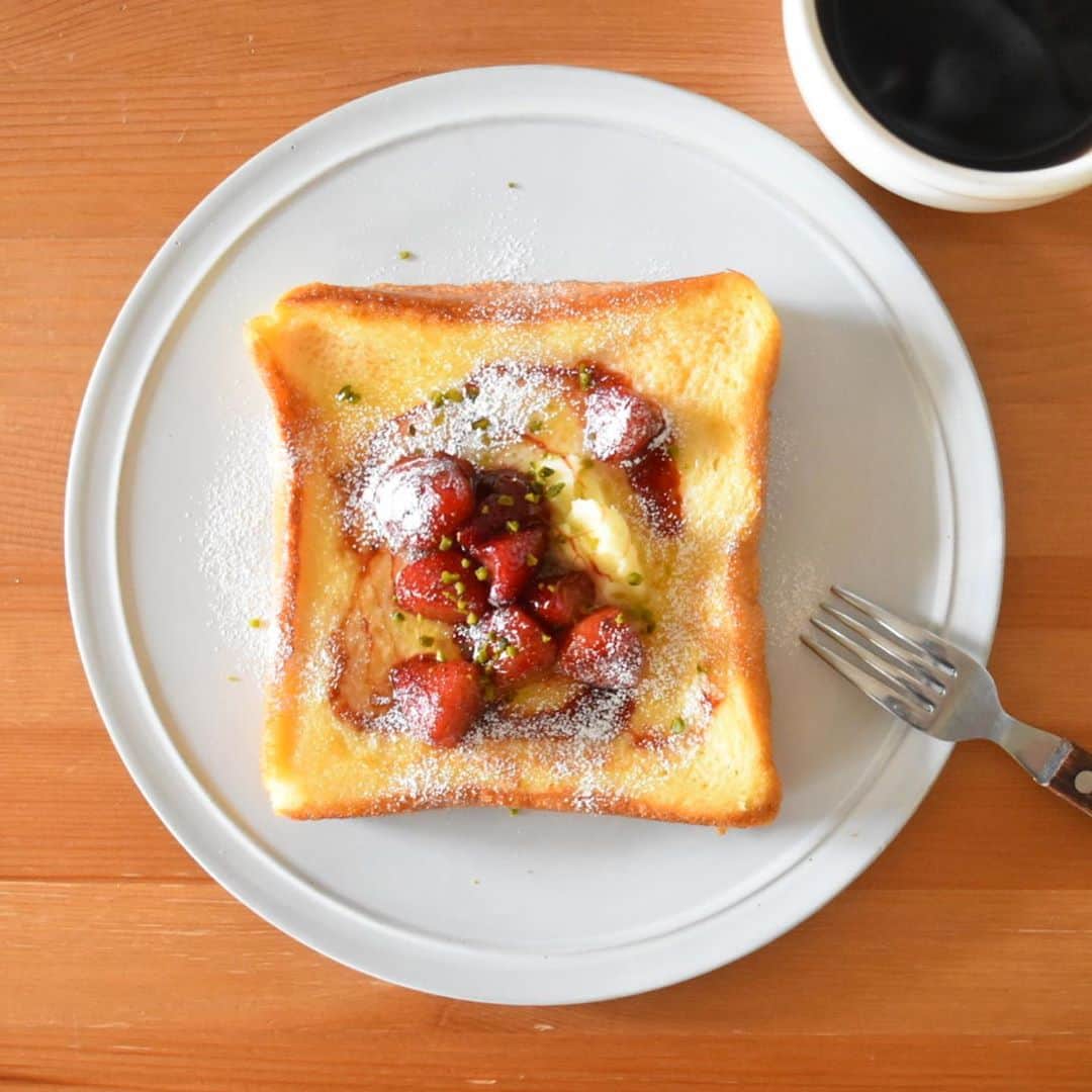 山崎佳のインスタグラム：「Today’s breakfast. フレンチトースト、のせたのは冷凍いちごに砂糖をまぶしてサッと煮たのと、発酵バター。 バターは『バターの本』で見てお取り寄せしてみたやつ。」