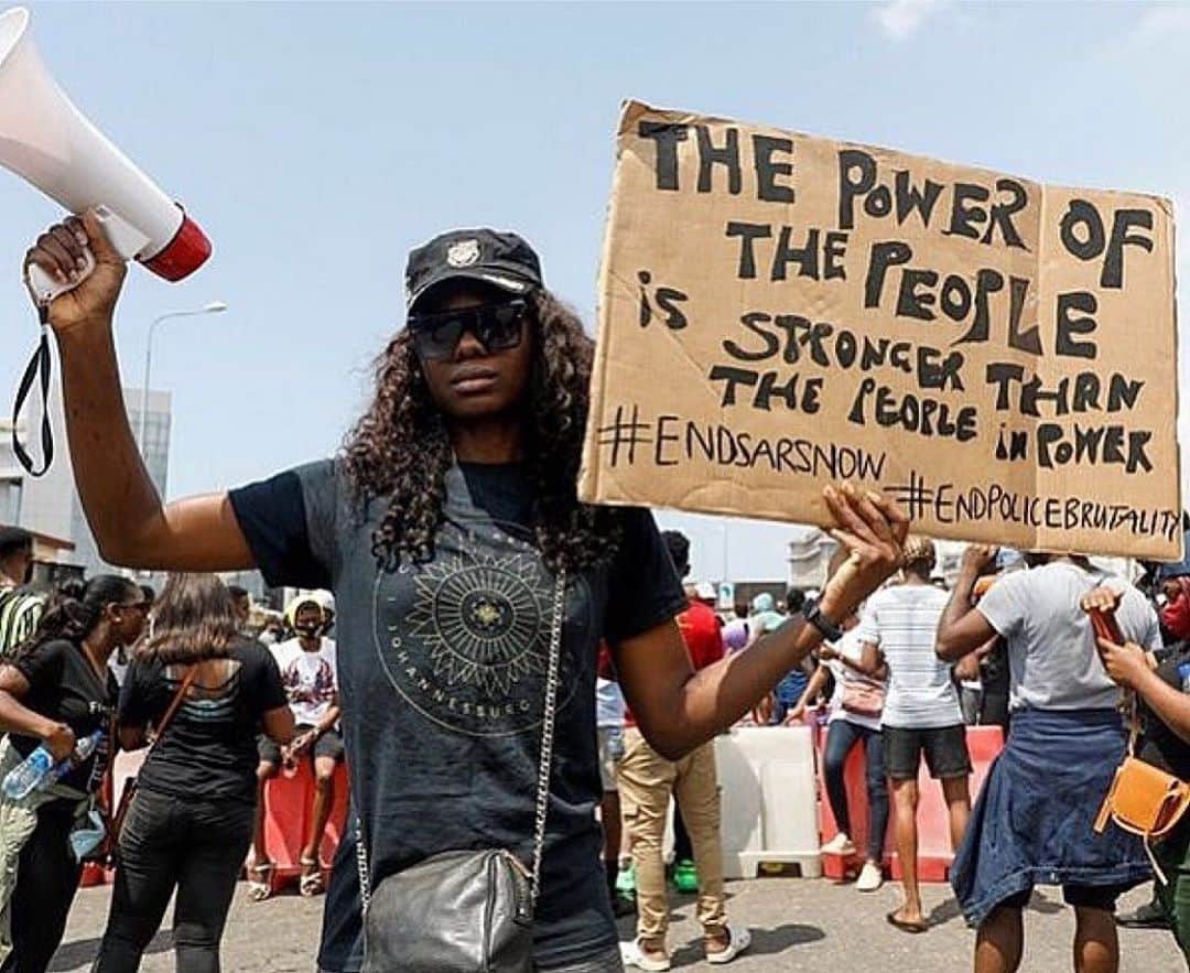 アジャ・ナオミ・キングのインスタグラム：「🗣🗣🗣BLACK LIVES MATTER EVERYWHERE!!!  Repost from @tk_wonder • “The power of the people is much stronger than the people in power.” —Wael Ghonim  ••• Black Lives Matter EVERYWHERE. 🇳🇬 #EndSARS ••• BBC.com —Police officers in Nigeria generally have a reputation for corruption, brutality and little regard for human rights, but people here have especially strong feelings against Sars, which has developed a notoriety for unduly profiling young people. A report in June by Amnesty International said it documented at least 82 cases of torture, ill-treatment and extra-judicial execution by Sars between January 2017 and May 2020. "The Nigerian authorities have failed to prosecute a single officer despite anti-torture legislation passed in 2017 and evidence that its members continue to use torture and other ill-treatment to execute, punish and extract information from suspects," the group said. Those considered "flashy" or well-to-do - anything from having a nice car to a laptop or those with tattoos or dreadlocks - attracted the attention of Sars officers. For a long time, tattoos, dreadlocks and piercings or choosing non-conventional career paths have been associated with irresponsibility in some families, religious organisations, communities and even schools. "How does having a tattoo on my arm make me a criminal?" asked Joy Ulo, an undergraduate at a protest. 📷: @reuters」