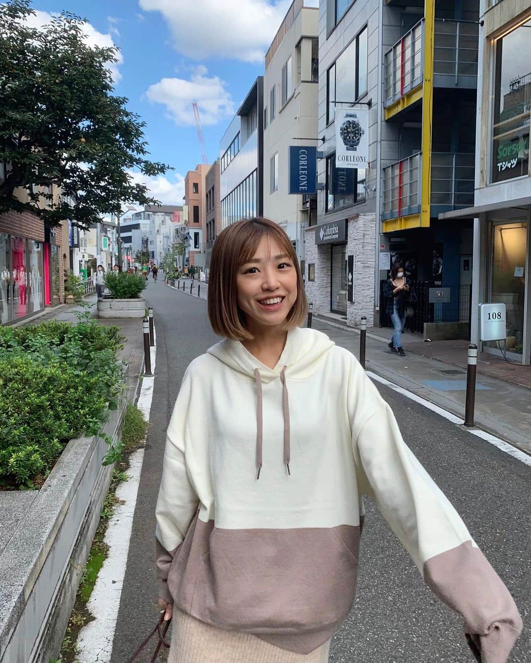 本橋優華のインスタグラム：「秋晴れの東京☺︎  ふわモカパーカーを着て出勤しました♪ 着ているだけで幸せになるような肌触り♡  こだわりの縫い方で色と色の間に縫い目をなくし、ふわふわの触り心地に作られたニットパーカーそうです。 ギフトBoxも可愛い。 @racine.store  #racinestore#ラシーヌ#ふんわりモカパーカー#パーカー#hoodie#パーカーコーデ#ニットパーカー#フーディー#ootd#fashion#tokyo#PR」