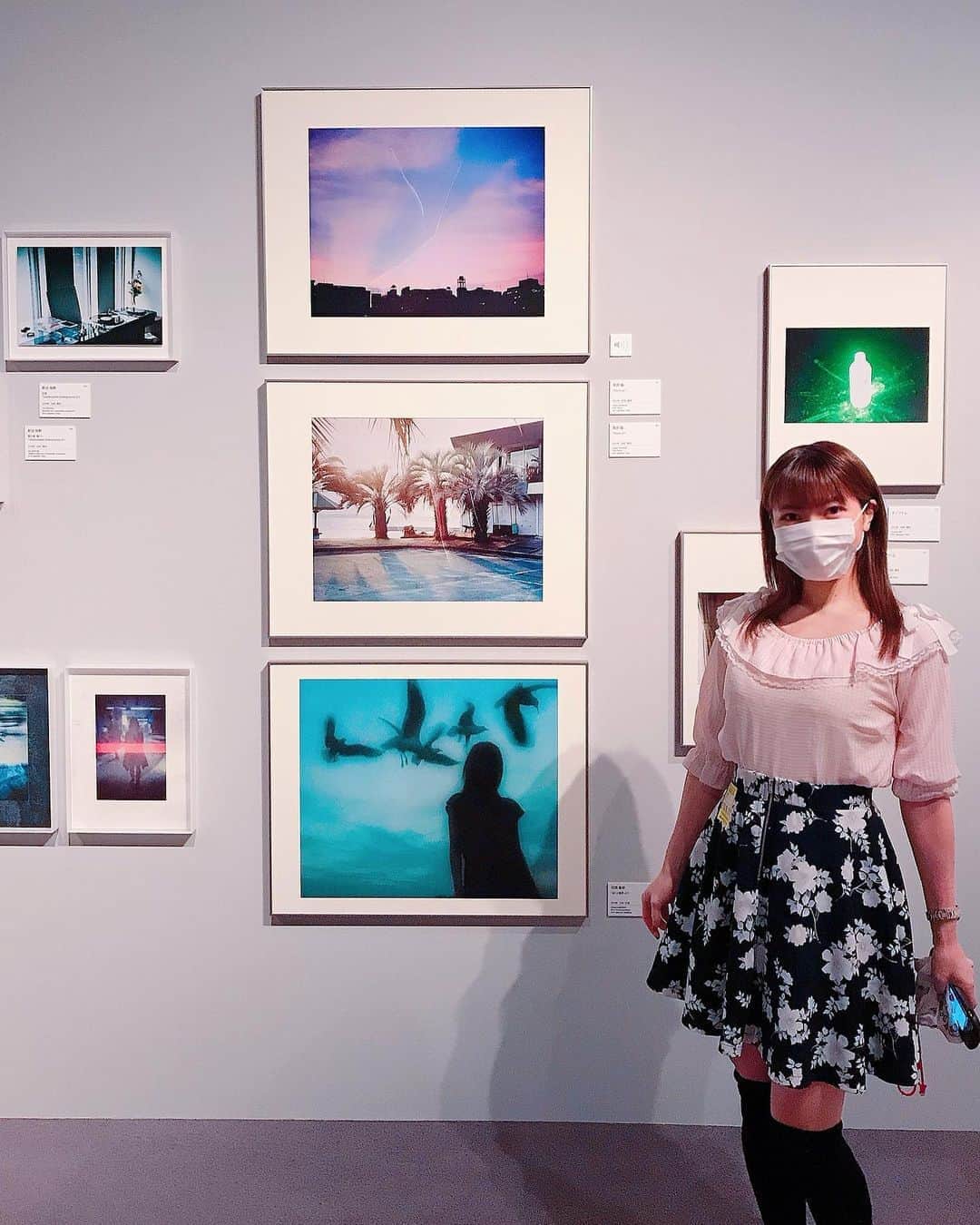 DJ MIYAさんのインスタグラム写真 - (DJ MIYAInstagram)「こんばんにゃぁーん♪❤️昨日は、久しぶりに芸術の奥深さに触れた気がする♪  『東京好奇心 2020 渋谷』にご招待いただいて行ってきましたぁ❤️(^ ^)  ⭐︎✨写真撮影は、主催者さまに特別に許可を頂いて撮影しております。  ⭐︎国内外の選りすぐりの100人の写真家たちの強い“好奇心”と、写真作品を通して「今という時代に向き合って欲しい」という思いから生まれたプロジェクト『東京好奇心 2018-2020』。  パリとベルリンでの展覧会を経た集大成、国際プロジェクトが、ついに幕開けに♪  今回、4つのkeynotesになっていて 「IDENTITY」「DIVERSITY」「TIMELESSNESS」「HERE AND  NOW」。  とてもとても、今の時代にマッチしている写真が沢山見られて、作品の数々をびっくりと見ながらよく考えました。 感性が刺激されますね。  DIVERSITYは、特にぐっときました。 世界に共存する多様な価値。  1枚目&2枚目→写真家・鋤田（すきた）正義さんのデヴィッド・ボウイさんの大きな写真に釘付けでしたぁ。  世界の人々を魅了し続けたmusician デヴィッド・ボウイさんの影響力を感じさせる、目の力と顔全体の力強さと繊細さが写真に現れていますね。  音声ナビゲートで、ハリー杉山さんや川平さんなどのガイドもイヤホンで聴けるよ♪（持参しましたイヤホン）臨場感がありましたー♪❤️  それぞれの写真家が独自の視点で、変化し続けてきた東京、そこで暮らす人々の姿をとらえた約200点の写真を展示しています。  会場に入る際は、アルコール消毒液、検温など徹底しており、入ったらロッカールームもあったので、安心して作品をゆっくりと見ることができました。  皆さま、ぜひ見に行ってみてね〜。  開催:10月20日〜11月12日まで  場所: Bunkamuraザミュージアム  #サポーテッド #東京好奇心2020渋谷 #Bunkamura #100人の写真家があなたを揺さぶる。 #写真好きな人と繋がりたい #渋谷 #美術館好きな人と繋がりたい #Bunkamuraザミュージアム #東京画 #展覧会 #アート好き #ファッショニスタ #旅インフルエンサー #旅インスタグラマー #旅ブロガー #インスタグラマー #インフルエンサー #今日のコーデ #今日のメイク #ファッションコーデ #ファッション好き #ブロガー #渋谷bunkamura #イベント情報 #今日のファッション #ファッション大好き」10月21日 21時50分 - dj_miya
