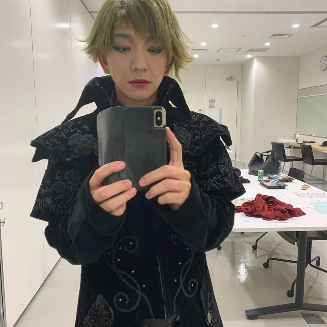 向井慧のインスタグラム：「KOUGU維新のマイナスドライバー。 #念願の #KOUGU維新 #かなりの稽古量 #きつねの指導が細かい #バシくんと並んだ時に気づく #化粧ノリの悪さ #終わった後 #謎の吹き出物多発 #濃いメイクに耐えられない肌」