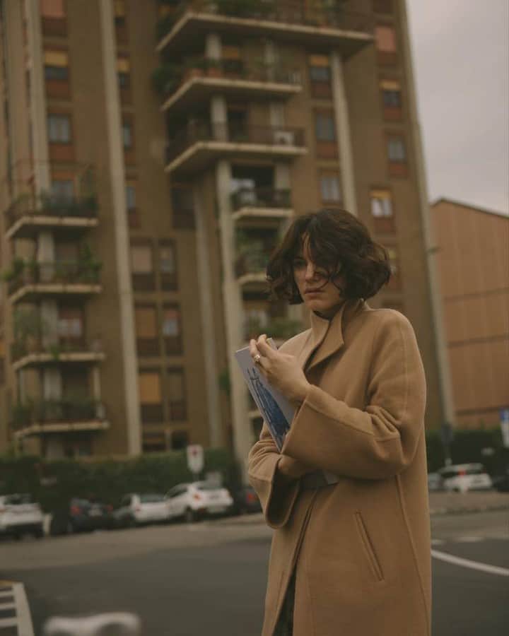 のインスタグラム：「A day with Lavinia⠀ ⠀ ⠀⠀⠀⠀⠀⠀ #milaschon #streetwearfashion #urbanfashion #fashionpost #camelcoat #cashemire #coatgram #camelcoatoutfit」