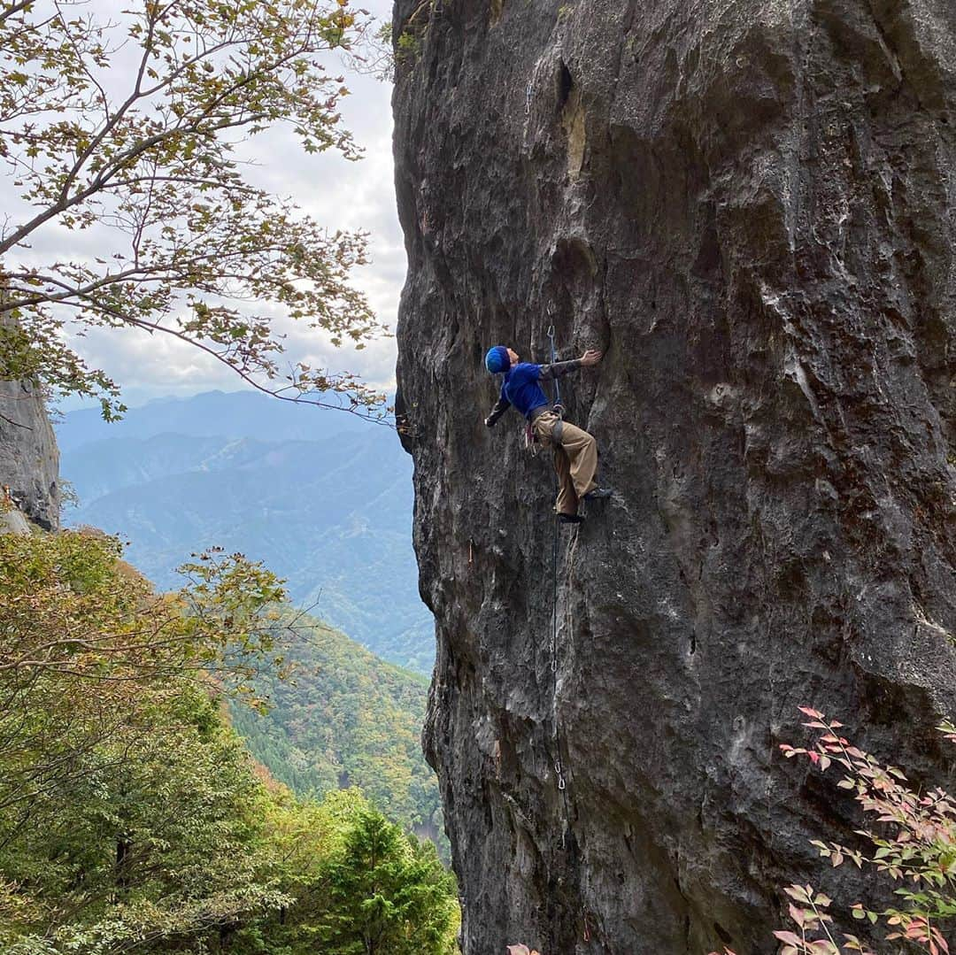 平山ユージさんのインスタグラム写真 - (平山ユージInstagram)「The time flow. Autumn is here 🍂 Let’s enjoy the season and each moments 🤩🤩👍👍👍✨✨ Love to climb in autumn😘  いや〜時は流れてる、秋はもうここにある🍂 さあこの季節と瞬間瞬間を楽しみましょう✨✨秋のクライミングは良いよね〜😘  @thenorthfacejp  @beal.official  @blackdiamond  @carbongrip  @climbskinspain  @rustamclimbing  @climbparkbasecamp  @boulderpark_basecamp  @basecamptokyo  @basecamponlineshop  @basecamp.import  First 3 pics @shintaozawa  #futago #oganoic #二子山 #小鹿野クライミング協会」10月21日 21時57分 - yuji_hirayama_stonerider