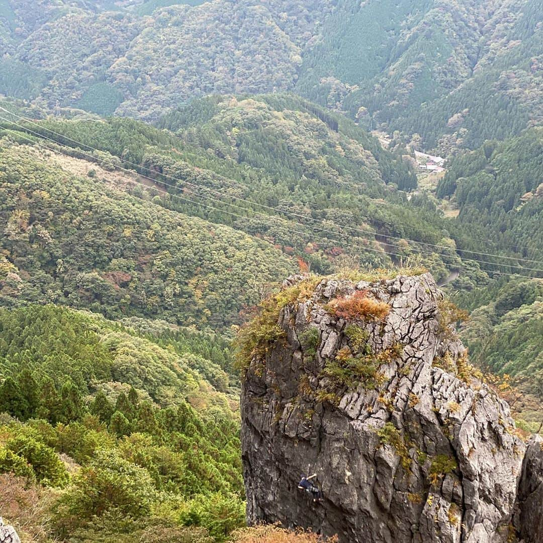 平山ユージさんのインスタグラム写真 - (平山ユージInstagram)「The time flow. Autumn is here 🍂 Let’s enjoy the season and each moments 🤩🤩👍👍👍✨✨ Love to climb in autumn😘  いや〜時は流れてる、秋はもうここにある🍂 さあこの季節と瞬間瞬間を楽しみましょう✨✨秋のクライミングは良いよね〜😘  @thenorthfacejp  @beal.official  @blackdiamond  @carbongrip  @climbskinspain  @rustamclimbing  @climbparkbasecamp  @boulderpark_basecamp  @basecamptokyo  @basecamponlineshop  @basecamp.import  First 3 pics @shintaozawa  #futago #oganoic #二子山 #小鹿野クライミング協会」10月21日 21時57分 - yuji_hirayama_stonerider