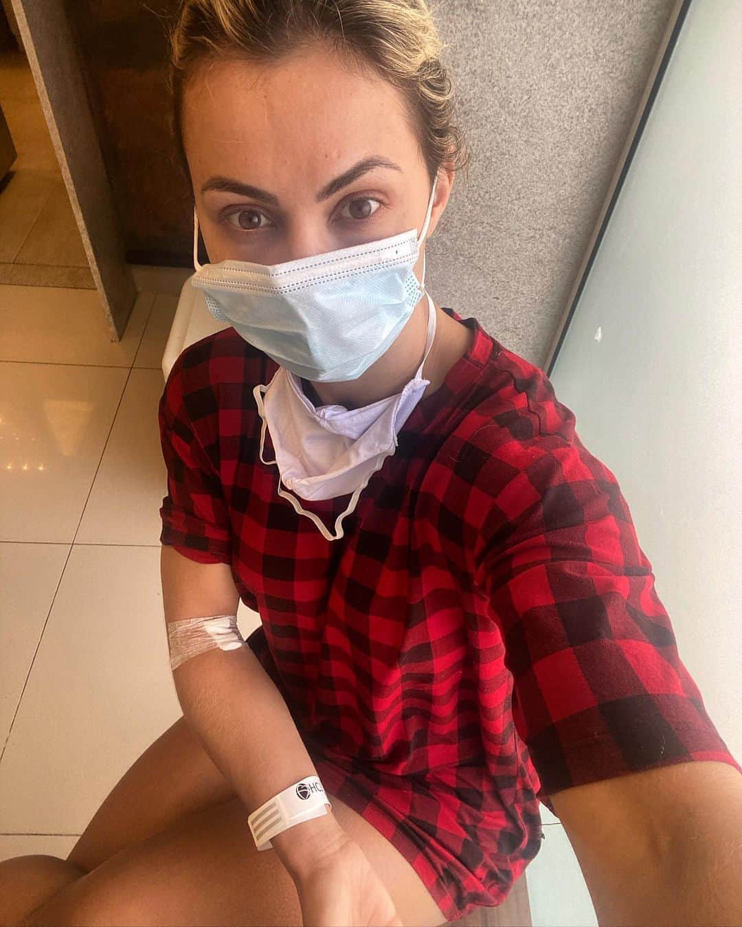 のインスタグラム：「NÃO SOMOS “NADA” SABIA? Hoje fui parar no hospital com dores absurdas de enxaqueca ... não trata-se de uma simples dor, é algo absurdo que causa enjoos, tontura, mal estar, vômito, sensibilidade à luz e indisposição. A cerca de 1 ano comecei a sofrer com isso, mas calma... nem tudo está perdido. Se evitar alguns tipos de alimentos como álcool, chocolate, frutas cítricas, pimenta,  café , vc conseguirá controlar e evitar crises, e infelizmente ontem eu não me percebi colocando pimenta na carne moída que havia feito para a dieta e pronto... ela veio com força. O que eu quero dizer é, CUIDE DOS DETALHES, os detalhes em tudo o que fazemos na vida muda a direção. Já estou bem graças a Deus, hj parei de trabalhar ou treinar e apenas descansei para retomar amanhã a rotina. Deixo aqui meu conselho par vcs e agradeço a todos que mandaram mensagens com indicações de medicações, chás, óleo e médicos que me mandaram mensagem e auxiliaram. Sempre que passo com algum momento difícil sei que posso contar com vcs. Somos um time!」