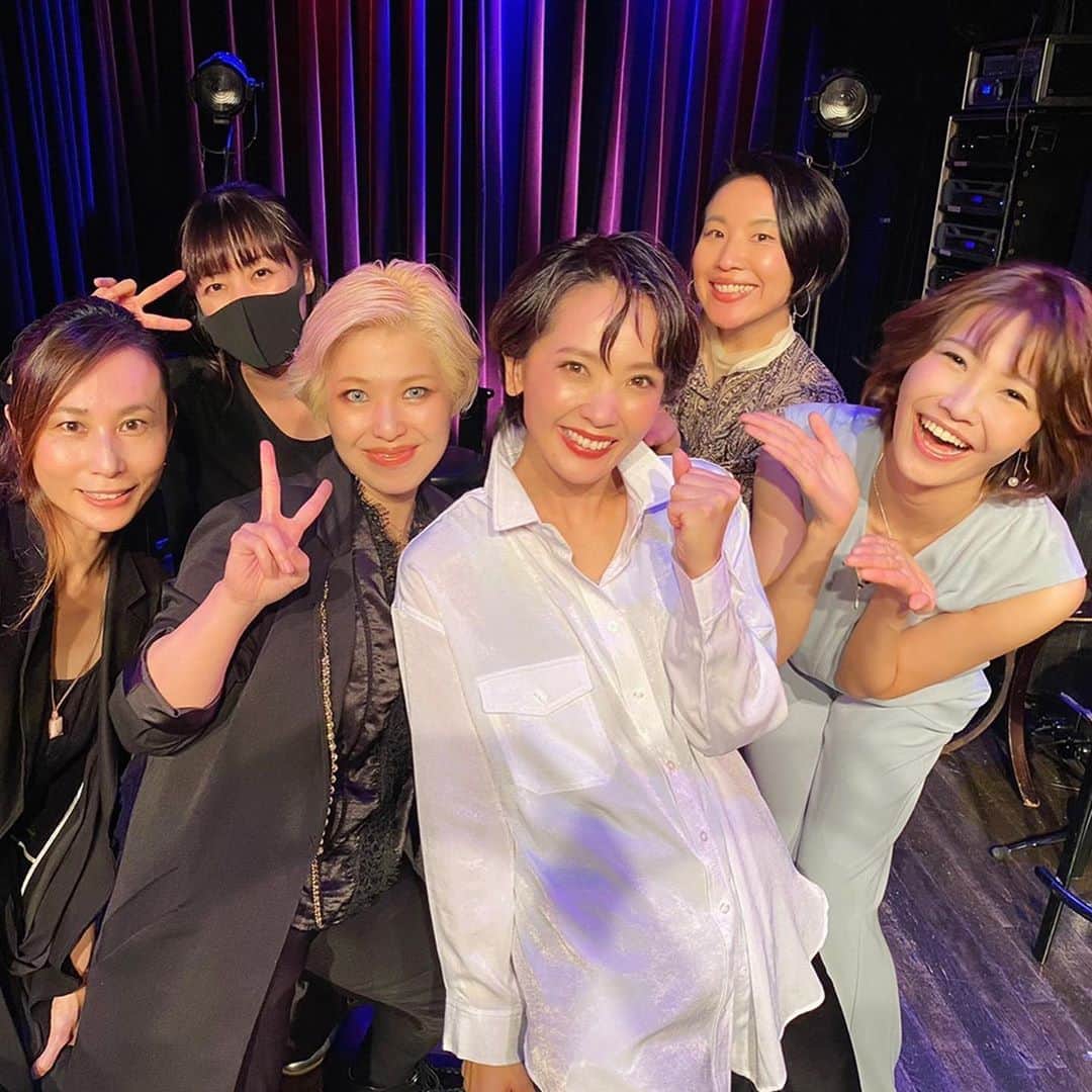 沢口千恵さんのインスタグラム写真 - (沢口千恵Instagram)「壱城あずささんのBirthDay Talk&Live『To Yours』の構成演出をしました﻿。 ﻿ Talk&Liveというトークが大きな割合を占めるイベントは、主演の方（壱城さん）がなにを話したいのかを、私はとても大事につくります。﻿ ﻿ Liveは創造で、Talkは過去だけでなく未来を含めた想起でありたいなと思っているので、このTalk&Liveという形式は、想いや願いが根であり、Talkが幹であり、Liveが葉や花々のイメージです。﻿ ﻿ 時に『ほんとうに話したいこと』は、なかなか言葉にできない感情や、まだ自分でも言語化出来ていない想いでもあって、その部分をどう感じて、Liveというひとつの時間や空間にするかを、本人と話しながら、その心の粒を、私は発見したり、質問したりして、磨いていくのですが、壱城さんのそれは、いつも真っ直ぐで、悩みさえもエネルギーがあって、その熱さを見守るのが、とても幸福でした。﻿ ﻿ メンバー揃ってのお稽古中も、かなりの笑いや、前向きさが絶えず、明るい現場で、これも有り難く幸福でした。﻿ ﻿ はじめましての十碧れいやさんも、とても和やかで魅力のある方で、唯一無二の感性も感じて刺激的で愉しい時間でした。  3月から延期、延期で、やっと本人のお誕生日当日という形で叶った公演。﻿ ﻿ 表現も歌もあるがままに進化していく壱城あずささんの、生きることへの、舞台に立つことへのひたむきさが、お客様とそこに関わる人たちへ輝きを放った一瞬のように感じました。﻿ ﻿ 皆さま、本当にありがとうございました。」10月22日 8時47分 - chiesawaguchi