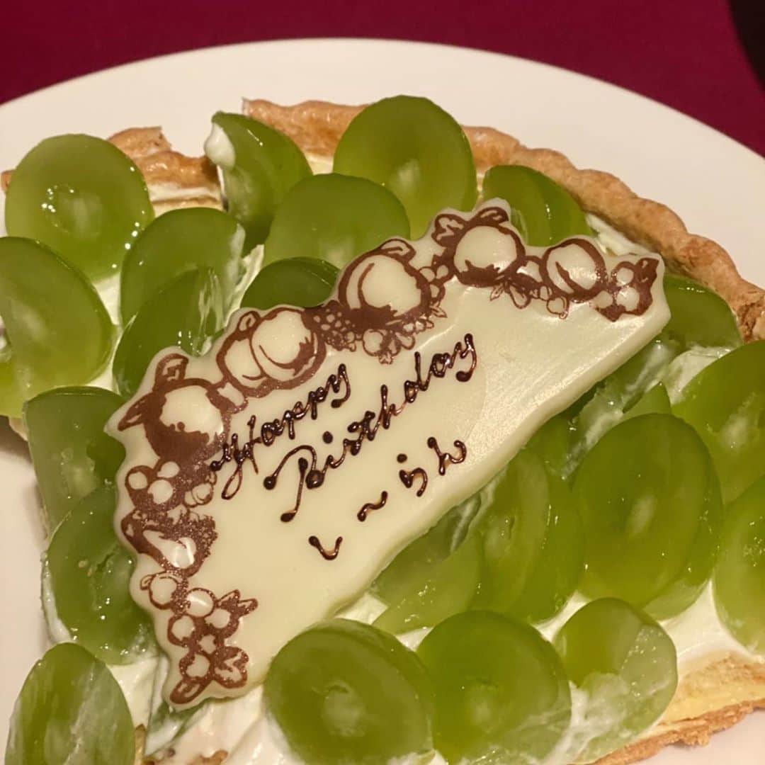 沢口千恵さんのインスタグラム写真 - (沢口千恵Instagram)「壱城あずささんのBirthDay Talk&Live『To Yours』の構成演出をしました﻿。 ﻿ Talk&Liveというトークが大きな割合を占めるイベントは、主演の方（壱城さん）がなにを話したいのかを、私はとても大事につくります。﻿ ﻿ Liveは創造で、Talkは過去だけでなく未来を含めた想起でありたいなと思っているので、このTalk&Liveという形式は、想いや願いが根であり、Talkが幹であり、Liveが葉や花々のイメージです。﻿ ﻿ 時に『ほんとうに話したいこと』は、なかなか言葉にできない感情や、まだ自分でも言語化出来ていない想いでもあって、その部分をどう感じて、Liveというひとつの時間や空間にするかを、本人と話しながら、その心の粒を、私は発見したり、質問したりして、磨いていくのですが、壱城さんのそれは、いつも真っ直ぐで、悩みさえもエネルギーがあって、その熱さを見守るのが、とても幸福でした。﻿ ﻿ メンバー揃ってのお稽古中も、かなりの笑いや、前向きさが絶えず、明るい現場で、これも有り難く幸福でした。﻿ ﻿ はじめましての十碧れいやさんも、とても和やかで魅力のある方で、唯一無二の感性も感じて刺激的で愉しい時間でした。  3月から延期、延期で、やっと本人のお誕生日当日という形で叶った公演。﻿ ﻿ 表現も歌もあるがままに進化していく壱城あずささんの、生きることへの、舞台に立つことへのひたむきさが、お客様とそこに関わる人たちへ輝きを放った一瞬のように感じました。﻿ ﻿ 皆さま、本当にありがとうございました。」10月22日 8時47分 - chiesawaguchi