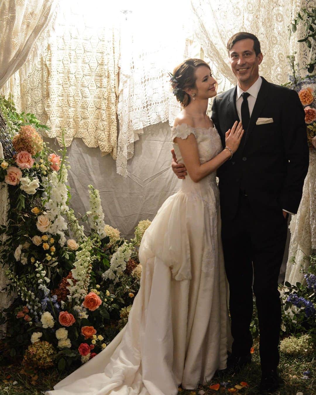 ジェーン・アルドリッジのインスタグラム：「Today is our anniversary 💕 so bittersweet reflecting on this day and thinking about how much we miss everyone who was there with us to make it so special! We’re saving our big dinner plans for the weekend but tonight we’ll toast to this day and all the memories we’ve made. ❤️ photos by my favorite photographers @the_redmans 📸📸」