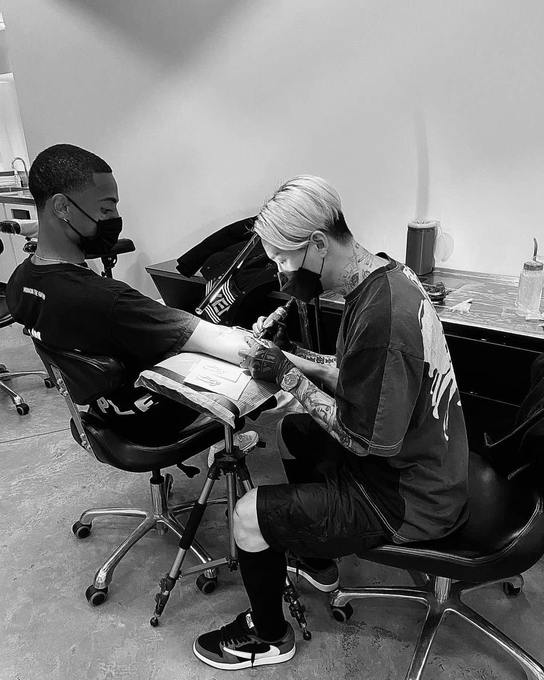 キース・パワーズのインスタグラム：「Got my first tatt today by the hella talented @mr.k_tattoo. Honored to sit across from you, bruh. Thank you! 🙏🏿」