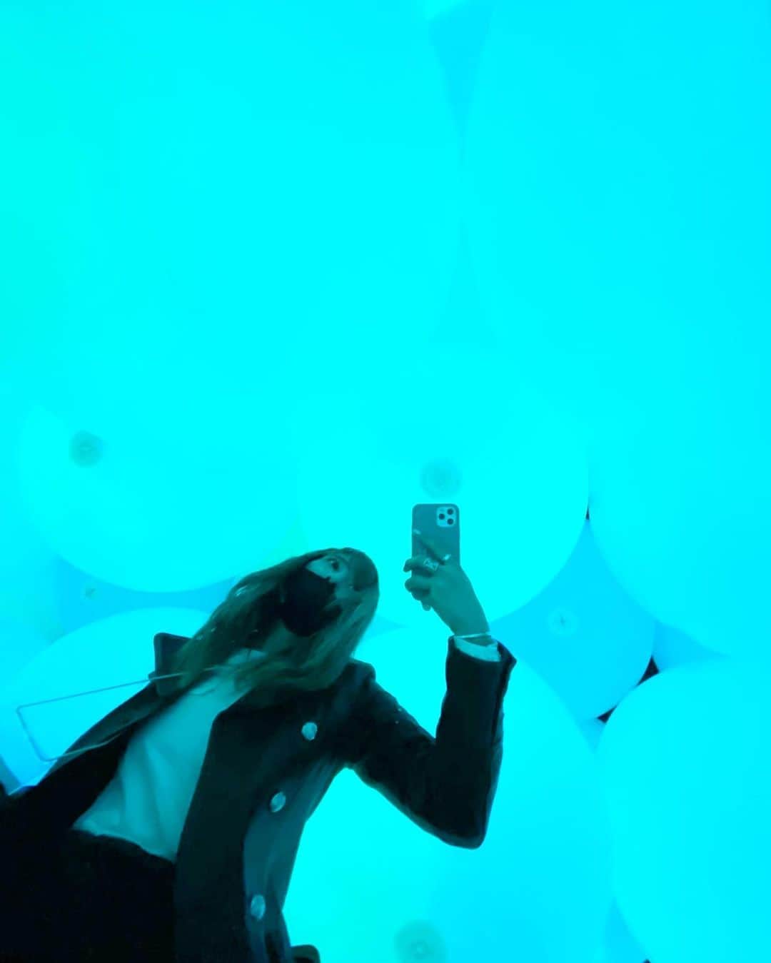 五位渕のぞみさんのインスタグラム写真 - (五位渕のぞみInstagram)「#teamLabPlanets TOKYOへ⭐️🌈✨ @teamlab.planets @teamlab  豊洲にある「水に入るミュージアム」 フォトジェニックな空間に感動しっぱなしでした😭💓✨✨ ㅤㅤㅤㅤㅤㅤㅤㅤㅤ  💙teamLab Planets TOKYO💙 東京都江東区豊洲6-1-16 （新豊洲駅の目の前） ㅤㅤㅤㅤㅤㅤㅤㅤㅤ ✅開催期間 開催中～2022年末までの期間限定 ㅤㅤㅤㅤㅤㅤㅤㅤㅤ ✅営業時間 平日　10:00～19:00 休日　9:00～19:00 ㅤㅤㅤㅤㅤㅤㅤㅤㅤ ✅料金 ＜2020/6/13～入場分＞エントランスパス 大人（18歳以上）：3,200円 学割（大学生・専門学生）：2,500円 学割（中学生・高校生）：2,000円 小人（4歳～12歳）：800円 シニア（65歳以上）：2,400円 障がい者割引：1,600円 ㅤㅤㅤㅤㅤㅤㅤㅤㅤ ————————————————————————  🎫お得なクーポン🎫 ㅤㅤㅤㅤㅤㅤㅤㅤㅤ 公式サイトにて使用できる期間限定クーポンで チケット代30%OFF！大人チケットの場合、　3,200円→2,240円に！！  ▼クーポンコード planets  ▼対象入場期間 2020/10/1(木)~2021/2/28(日)  ▼使用方法： チームラボプラネッツ（豊洲）の公式サイトで チケット購入時にクーポンコード「planets」を 入力し「適用」ボタンを押すと、割引価格で購入可😭ㅤㅤㅤㅤㅤㅤㅤㅤㅤㅤㅤㅤㅤㅤㅤㅤㅤㅤ 東京に２つのチームラボ💫 💟地図のないミュージアム(お台場) 　　👉「チームラボボーダレス」 💟水に入るミュージアム(豊洲） 　　👉チームラボプラネッツ ㅤㅤㅤㅤㅤㅤㅤㅤㅤ ㅤㅤㅤㅤㅤㅤㅤㅤㅤ お台場と豊洲の2つの「チームラボ」は 「お台場は子ども向け、豊洲は大人向け」と聞くのですが、豊洲も水に入る作品があるなどお子さんでも 十分楽しめる空間だなぁーと思いました👦💗👧 ㅤㅤㅤㅤㅤㅤㅤㅤㅤ 両方のアート世界を体感してみるのも良さそ🥰❤️ ㅤㅤㅤㅤㅤㅤㅤㅤㅤ 足の骨折が治ったらゼッタイお台場も行きたい😆🎶 ㅤㅤㅤㅤㅤㅤㅤㅤㅤ ㅤㅤㅤㅤㅤㅤㅤㅤㅤ ㅤㅤㅤㅤㅤㅤㅤㅤㅤ  ㅤㅤㅤㅤㅤㅤㅤㅤㅤ ㅤㅤㅤㅤㅤㅤㅤㅤㅤ ㅤㅤㅤㅤㅤㅤㅤㅤㅤ  ㅤㅤㅤㅤㅤㅤㅤㅤㅤ ㅤㅤㅤㅤㅤㅤㅤㅤㅤ ㅤㅤㅤㅤㅤㅤㅤㅤㅤ  ㅤㅤㅤㅤㅤㅤㅤㅤㅤ ㅤㅤㅤㅤㅤㅤㅤㅤㅤ ㅤㅤㅤㅤㅤㅤㅤㅤㅤ  #チームラボプラネッツ #チームラボ豊洲 #pr #トリドリベース #豊洲 #新豊洲 #フォトジェニック #팀랩 #팀랩라이프 #art #digitalart #waterart #japan #visitjapan #tokyo #toyosu #instaart #photogenic #teamLabBorderless #teamLab无界 #teamLab无界上海 #teamLabShanghai #デジタルアート #デートスポット #チームラボボーダレス #豊洲デート @teamlab_borderless @teamlab.planets @teamlab_borderless_shanghai」10月22日 7時19分 - nonnon0319