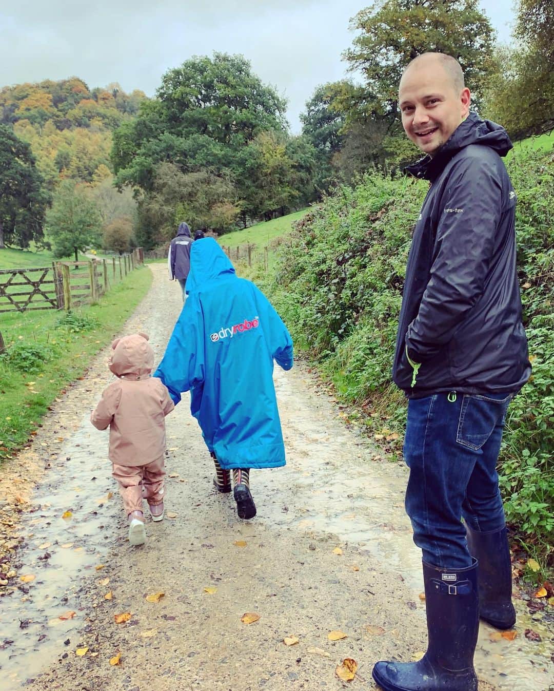ダイアナ湯川さんのインスタグラム写真 - (ダイアナ湯川Instagram)「Happiest of birthdays to this one... our favourite person - oh how your girls love you so 🤍 . . . #happybirthday #birthday #hubby #papa #father #love #family #pumpkins #friends #memories」10月22日 7時21分 - diana.yukawa
