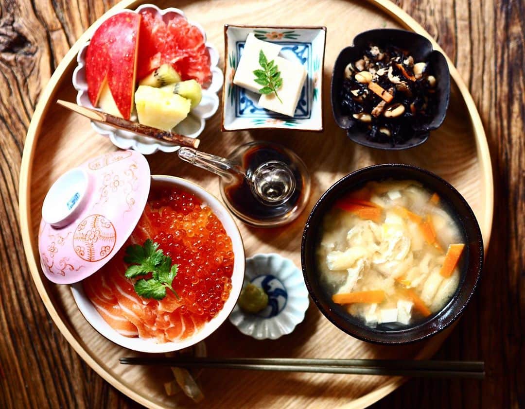 のインスタグラム：「. なんか、バタバタしてるうちに秋になってしまった🍁 期間が空きすぎて、お恥ずかしながらインスタ使い慣れてない人にもどりました。 SNSは週末だけにしよーと思っとりますので、マイペースですが宜しくお願いします。 . . . でも、 忙しい忙しいとかいいつつ、ちゃっかり梨泰院クラスも愛の不時着も見終わってる。 しかも、半沢もシーズン1すらみなかったのに、最終回2.3日前から見出して最終回目頭熱くなった！  . . .  . . これって暇ですやんね。 . . . . #いや、暇じゃないはず . . . . . . . .  . ⚫︎いくらサーモン丼 ⚫︎おあげと人参とお豆腐のお味噌汁 ⚫︎ひじき ⚫︎高野豆腐 . . . .  #おうちごはん#おうちカフェ#ワンプレート朝ごはん#カラフルワンプレート#朝ご飯#朝ごはん#和んプレート#ワンプレートごはん#器#あさごはん#먹스타그램#음스타그램#おぼんdeごはん #breakfast#foodporn#IGersJP#onthetable#japanesebreakfast#washoku#古伊万里 #吉田崇昭」