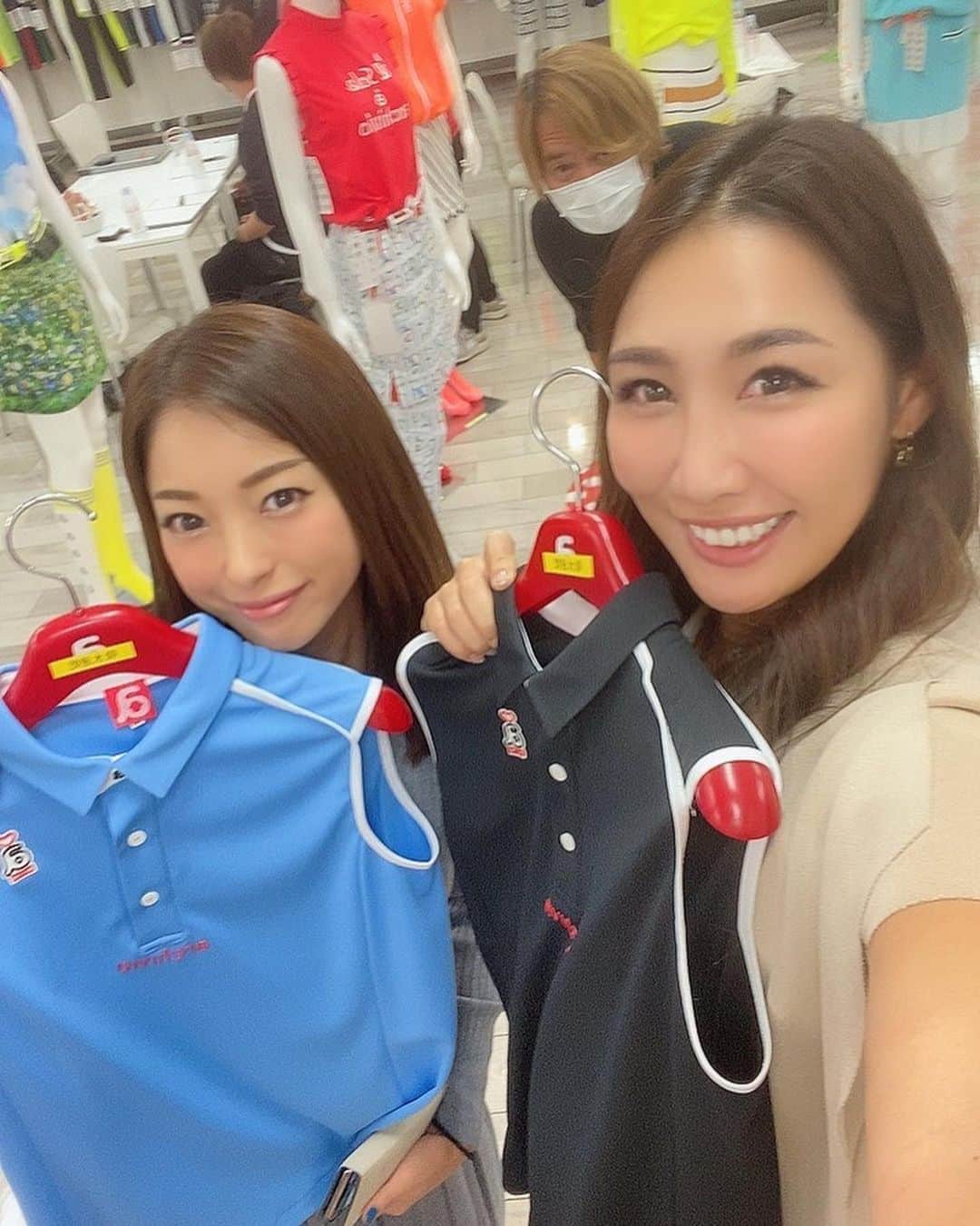 RIKAさんのインスタグラム写真 - (RIKAInstagram)「. ゆりえちゃんとアルチビオの展示会に行ってきました❤️ @yurie808golf  @archivio.official_online  . 可愛いものばかりでずっと見て居たいくらい☺️✨ ゆうちゃんにも会えました❤️ @yu.u.yonezawa  . 可愛いのたくさん見つけたので着るのが楽しみー🥰♫ . . . #ゴルフ#golf#⛳️#ゴルフ女子#ゴルフ好き#ゴルフウエア#ゴルフコーデ#ゴルフスイング#골프 #골프웨어 #골프스윙 #여행 #해외여행 #골프스타그램 #골프중독 #와인 #소주 #좋은시간 #アルチビオ#archivio#展示会#可愛い」10月22日 7時33分 - rinrikagolf