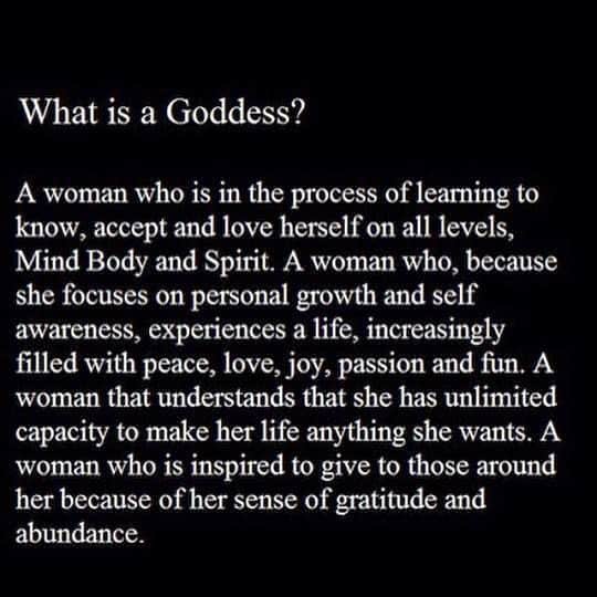 ミーナ・スヴァーリのインスタグラム：「Happy #WomenWednesday, my Goddesses ✨✨✨#QuotesILove」