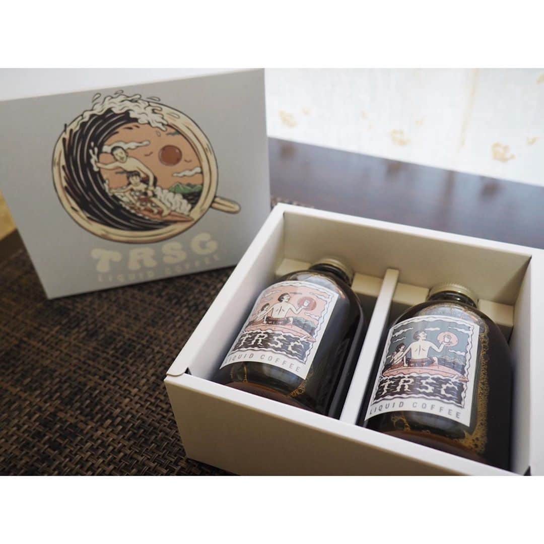 高木沙織さんのインスタグラム写真 - (高木沙織Instagram)「朝、起きるのが楽しみになりました☕️ * 窓を全開にして…… 『 @therisingsuncoffee 』 マグカップとリキッドコーヒー。 * このブルーが好き。 持ったときに親指が触れる位置にダメージ加工がしてあります。 底にもメッセージが書いてある🏄‍♀️🌊 飲み終わっても楽しみがあるっていい。 * リキッドコーヒーは加糖と無糖の 2本セット。 豆乳で割っています。 * 焙煎士の坂口憲二さんは 学生時代、文化祭のトークショーにゲストとしていらしてくれて 「こんなに美しい男の人っているんだ！」と、衝撃を受けたのを今でも覚えています。 彫刻のようでした。 それからずっと好き。 * 美味しいコーヒーと自然。 海には1年以上入れていないけれど🏄‍♀️ とにかく幸せな朝です。 * #朝 #朝時間 #朝コーヒー #コーヒー #コーヒーのある暮らし #ザライジングサンコーヒー #千葉 #海 #サーフィン #幸せな時間 #焙煎士 #坂口憲二 さん #gm #coffee #morningcoffee #therisingsuncoffee #japan #chiba #surfing」10月22日 7時44分 - saori_takagi