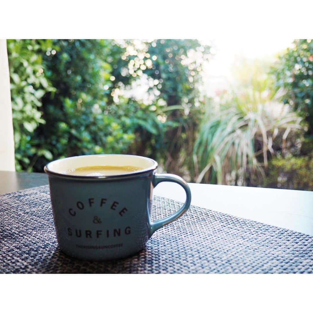 高木沙織さんのインスタグラム写真 - (高木沙織Instagram)「朝、起きるのが楽しみになりました☕️ * 窓を全開にして…… 『 @therisingsuncoffee 』 マグカップとリキッドコーヒー。 * このブルーが好き。 持ったときに親指が触れる位置にダメージ加工がしてあります。 底にもメッセージが書いてある🏄‍♀️🌊 飲み終わっても楽しみがあるっていい。 * リキッドコーヒーは加糖と無糖の 2本セット。 豆乳で割っています。 * 焙煎士の坂口憲二さんは 学生時代、文化祭のトークショーにゲストとしていらしてくれて 「こんなに美しい男の人っているんだ！」と、衝撃を受けたのを今でも覚えています。 彫刻のようでした。 それからずっと好き。 * 美味しいコーヒーと自然。 海には1年以上入れていないけれど🏄‍♀️ とにかく幸せな朝です。 * #朝 #朝時間 #朝コーヒー #コーヒー #コーヒーのある暮らし #ザライジングサンコーヒー #千葉 #海 #サーフィン #幸せな時間 #焙煎士 #坂口憲二 さん #gm #coffee #morningcoffee #therisingsuncoffee #japan #chiba #surfing」10月22日 7時44分 - saori_takagi