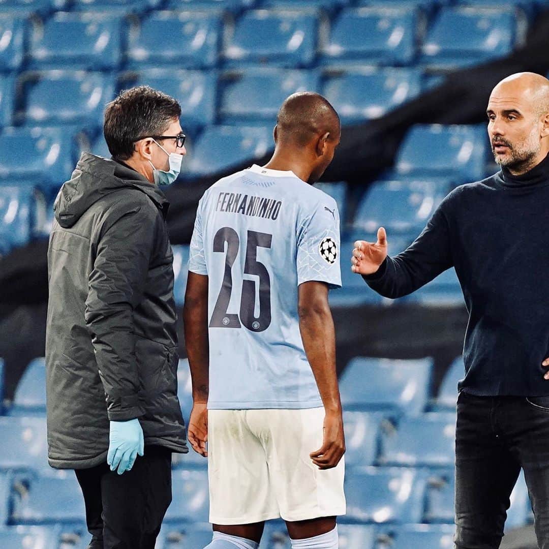 フェルナンジーニョのインスタグラム：「The news are not the best, but I’ll be back soon. 🙏🏾 Now it’s time to work and recover. However, it’s always great to kick off with a win. ➕3️⃣ Cmon @mancity 💪🏾🙌🏾」