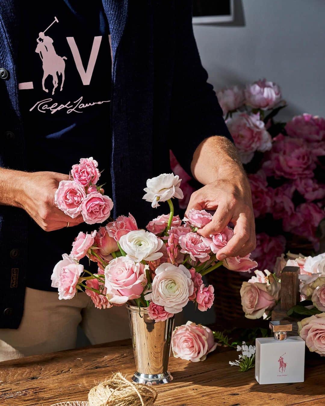 Polo Ralph Laurenさんのインスタグラム写真 - (Polo Ralph LaurenInstagram)「Floral designer Lewis Miller prepares the Pink Pony #FlowerFlash design, featuring 20 vibrant shades of pink inspired by the peonies of Romance Pink Pony Edition.   With each purchase of Romance Pink Pony Edition this October, @RalphLaurenFragrances will donate 100% of net profits, equal to approximately 15% of the retail sales price, to the Pink Pony Fund of The Ralph Lauren Corporate Foundation. Founded in 2000, the fund reduces disparities in cancer care and ensures that treatment is available at an earlier, more curable stage.   Join #PinkPony’s 20-year fight against cancer, and discover the Ralph Lauren Fragrance via the link in bio.   #PoloRalphLauren #RalphLaurenRomance #LewisMillerDesign」10月22日 7時40分 - poloralphlauren