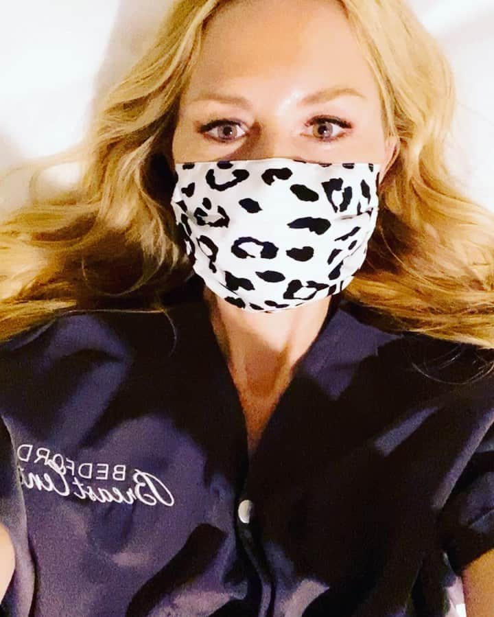 レイチェル・ゾーのインスタグラム：「It is not the most glamorous, but today I’m doing one of the most important things I do each year ..getting my annual #mammogram and breast #ultrasound. I have a mother and sister as proud #breastcancer survivors saved by early detection. PLEASE join me and get yours 🙏🏻💗 We cannot give up the fight against #cancer 💪 Let’s do this #breastcancerawareness month @bcrfcure @wcrfcure @letsfcancer XoRZ」