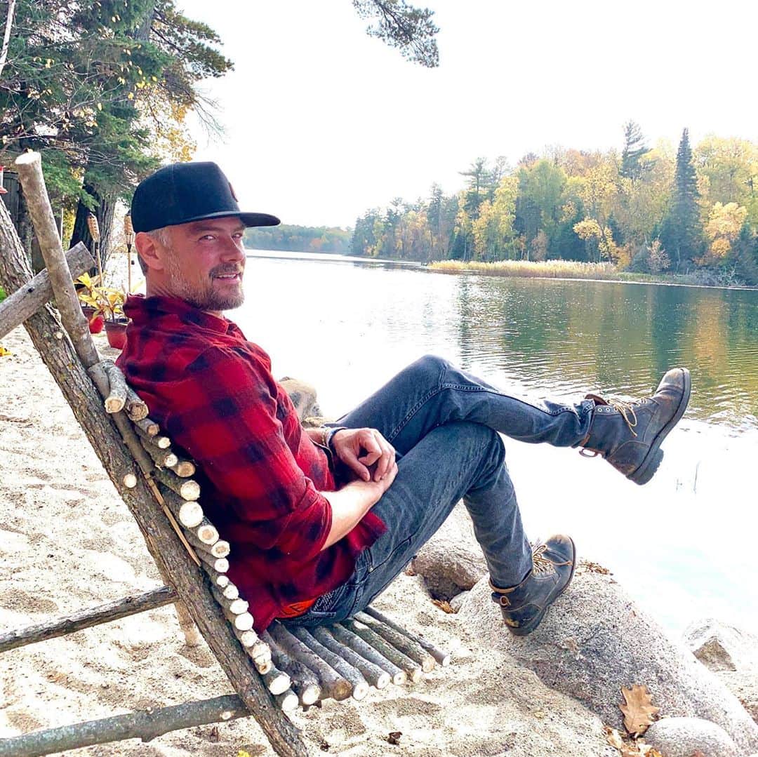 ジョシュ・デュアメルのインスタグラム：「After binge watching the show ALONE, I became inspired to channel my inner survivalist… but ya know, with power tools, running water, camper trailers, ATVs, etc.   What do you think @callieblueheron - would they cast me for the next season?」