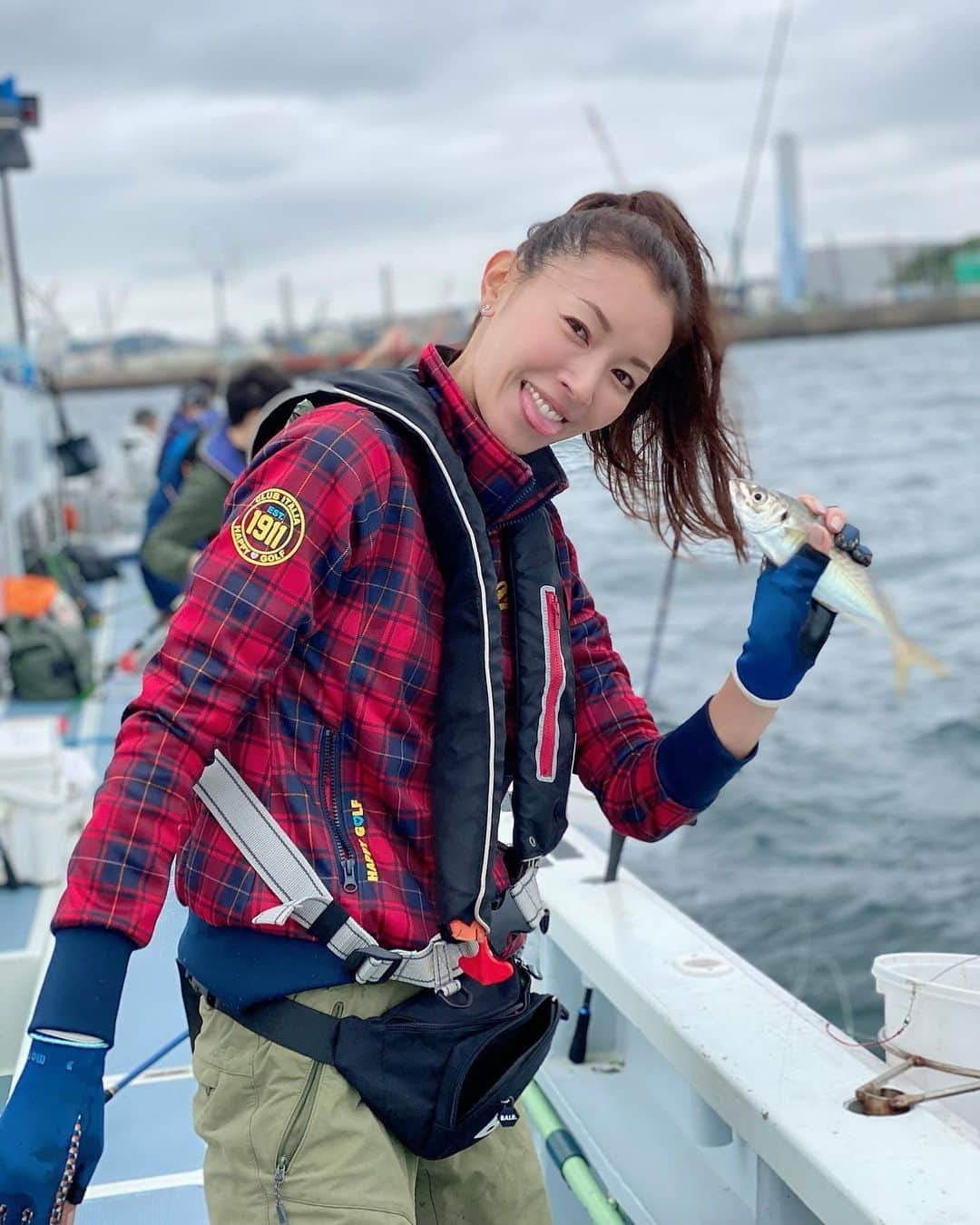 滝沢沙織さんのインスタグラム写真 - (滝沢沙織Instagram)「ちょっと前になりますが、アジ釣りに行って来ましたー🎣✨ アジ釣りは何度かやっているので、釣り準備もスムーズ😆✨ 実はこの日、アジ釣りではあったけど、他のお魚を狙いたかった私🐟（笑） さて❗️そのお魚とは？？（笑） 次回、そのお写真アップしますねー❗️✨🐟 #滝沢沙織 #金沢八景 #東京湾 #海釣り #アジ釣り #釣りの準備が好き（笑） #fishing#fish#fishinglife#釣り#魚#釣り女優#滝沢釣り道#釣り女子#釣り好き」10月22日 7時50分 - saori_takizawa.official