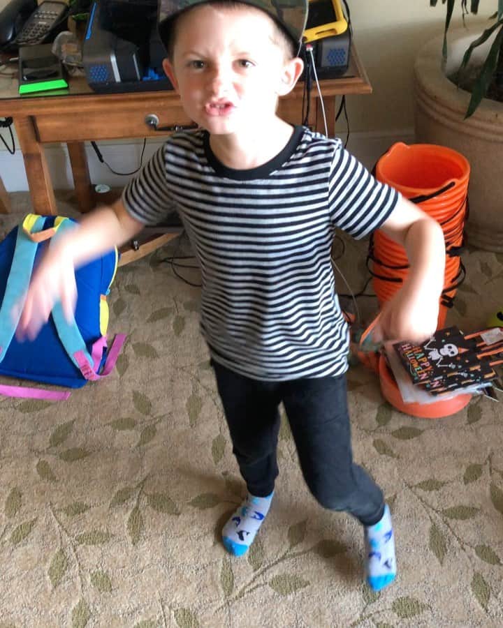 アシュリー・ケリーのインスタグラム：「No-Nap-Knox Pep Talk FTW! “Let’s flex it out!” 💪🏼🤣 Whatever you say Knox! Lead us to the promise land!! LETS DO IT BOYS!!! 💙💙💙 Game ✌🏼coming at you! LFG!」