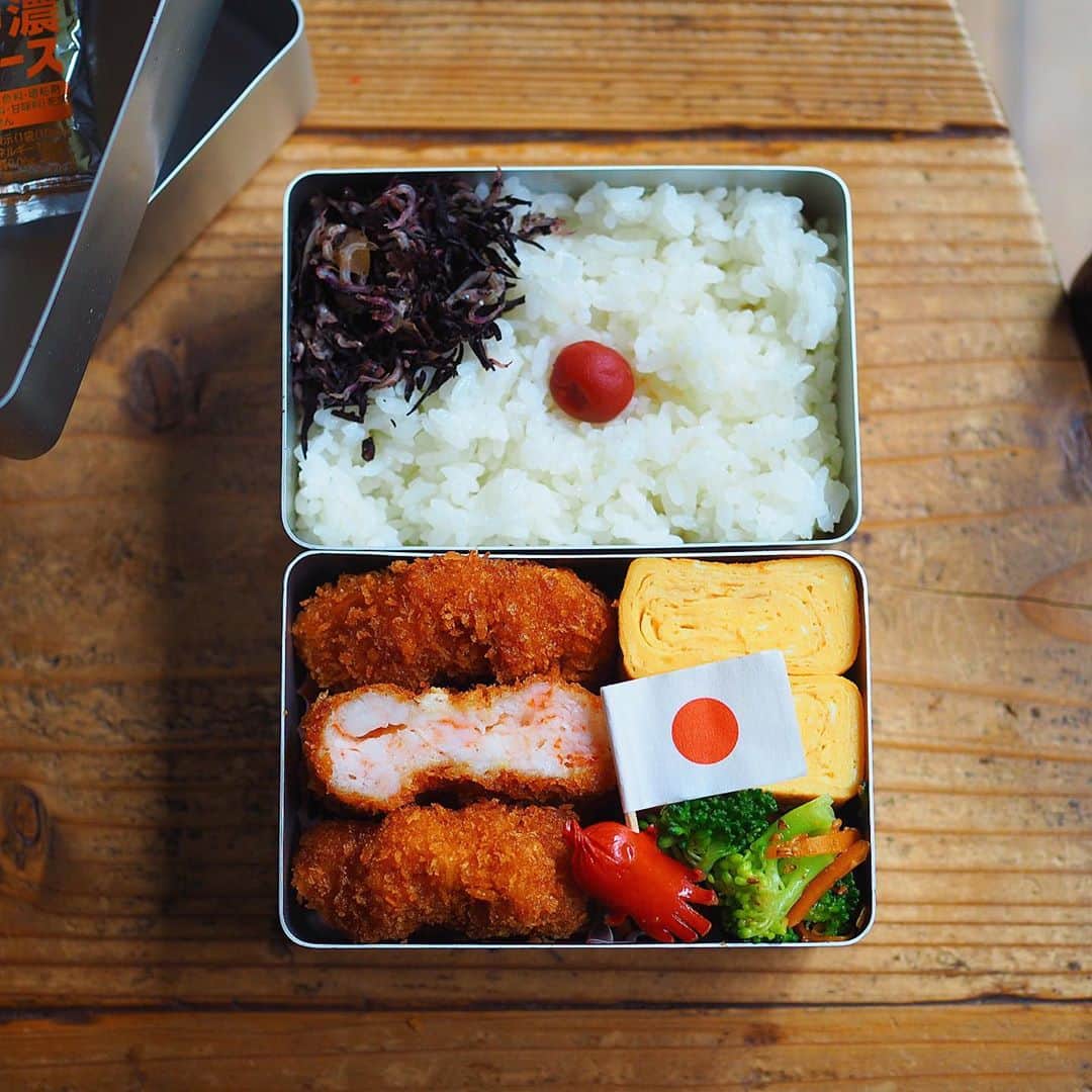 シンプルご飯が好き。さんのインスタグラム写真 - (シンプルご飯が好き。Instagram)「丸の内のお弁当 今日は中学初の体育祭です。 大好きなもん詰め込んだ日の丸弁当に。 海老勝つ 甘い卵焼き ブロッコリーナムル 旗持ちソーセー人 ひじきとじゃこの梅ふりかけ ―――☞﻿―――☞﻿―――☞﻿𓃰⋆⋆ コロナのせいで1年生の保護者は見学できず teamsを使ってのリモート観戦です。 おんなじお弁当食べながら応援します。 小学4年生から続いてるリレーの選抜は 中学生になっても選ばれたようです。 私の子なのに不思議…。 頑張れ丸の内！٩( ᐛ )و」10月22日 7時57分 - heavydrinker