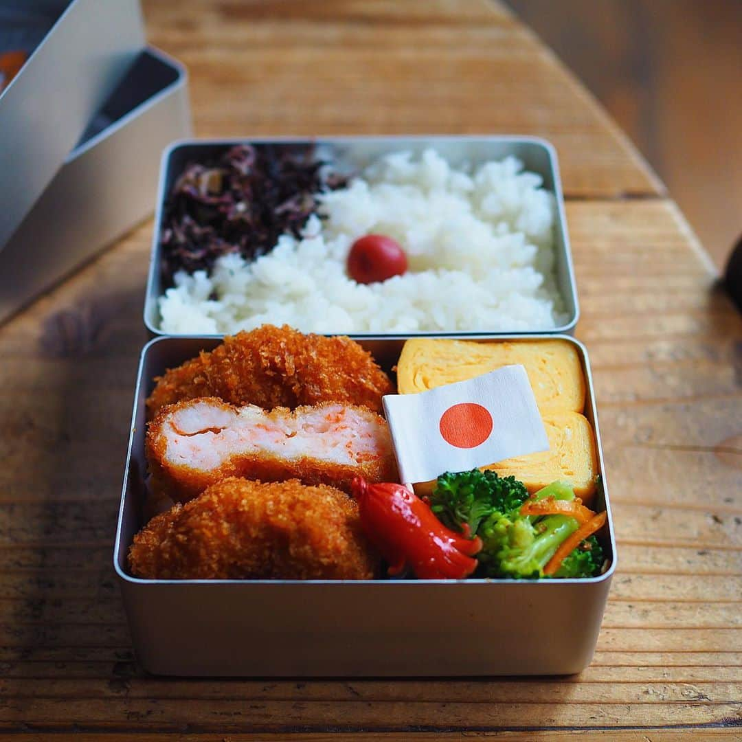 シンプルご飯が好き。のインスタグラム：「丸の内のお弁当 今日は中学初の体育祭です。 大好きなもん詰め込んだ日の丸弁当に。 海老勝つ 甘い卵焼き ブロッコリーナムル 旗持ちソーセー人 ひじきとじゃこの梅ふりかけ ―――☞﻿―――☞﻿―――☞﻿𓃰⋆⋆ コロナのせいで1年生の保護者は見学できず teamsを使ってのリモート観戦です。 おんなじお弁当食べながら応援します。 小学4年生から続いてるリレーの選抜は 中学生になっても選ばれたようです。 私の子なのに不思議…。 頑張れ丸の内！٩( ᐛ )و」